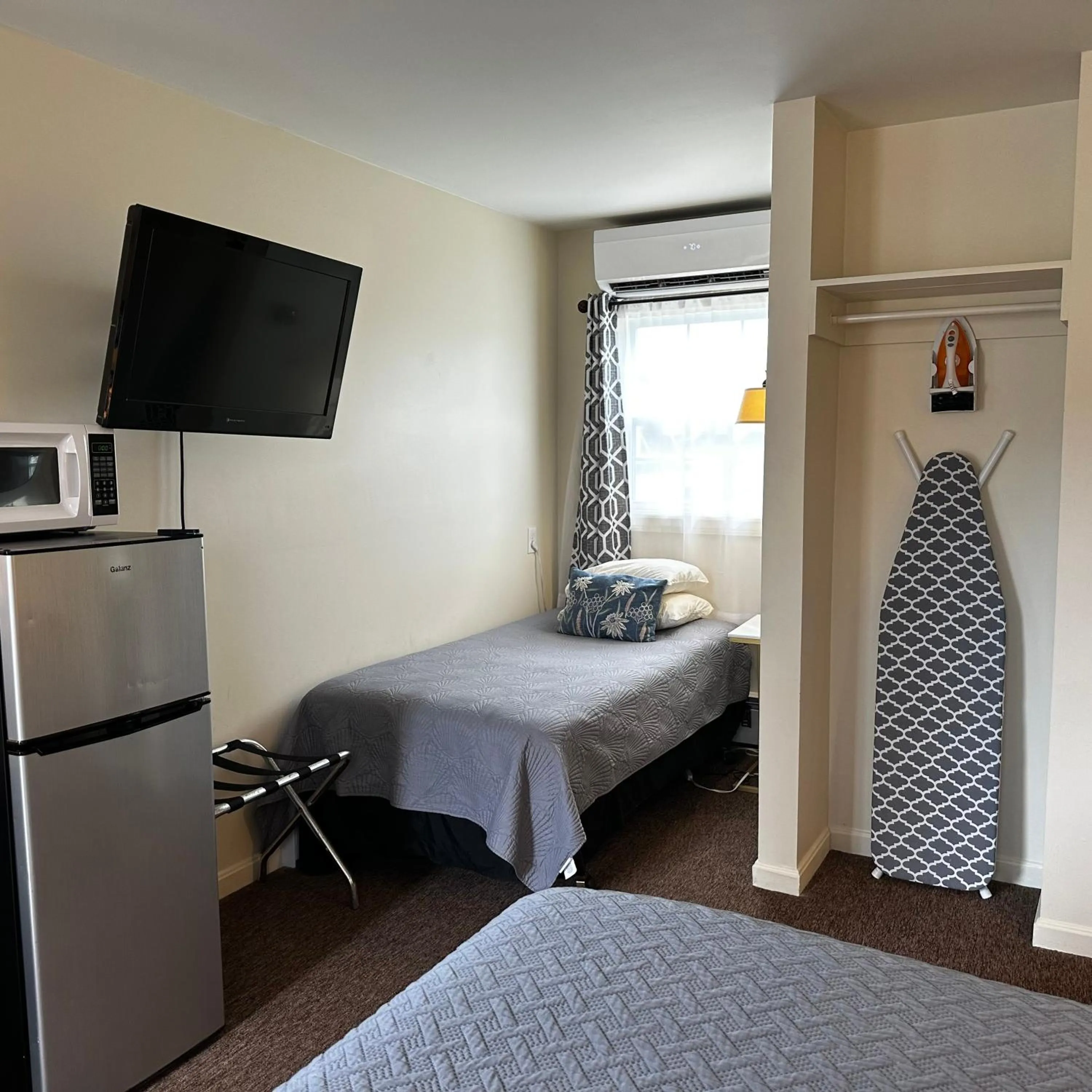 Bed in The Whitetail Inn and Suites- Lincoln