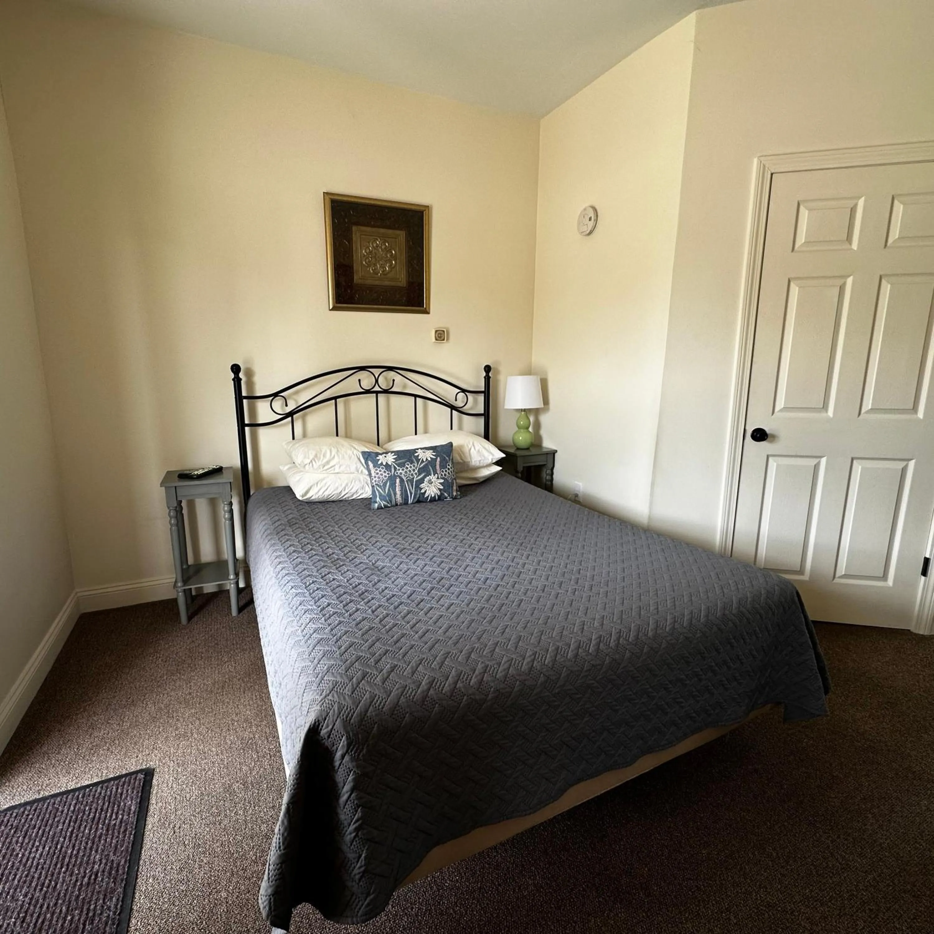 Bed in The Whitetail Inn and Suites- Lincoln