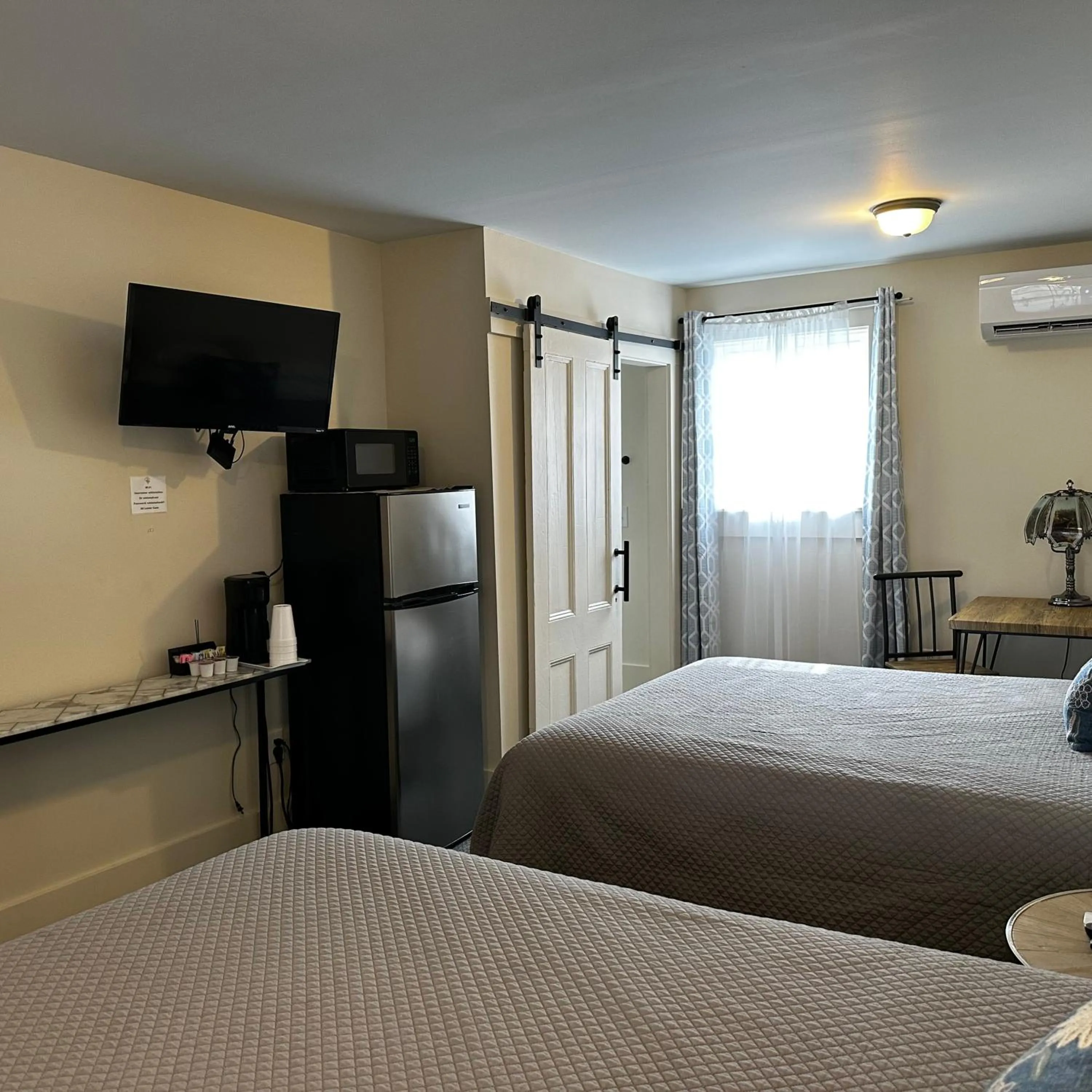 Bed in The Whitetail Inn and Suites- Lincoln