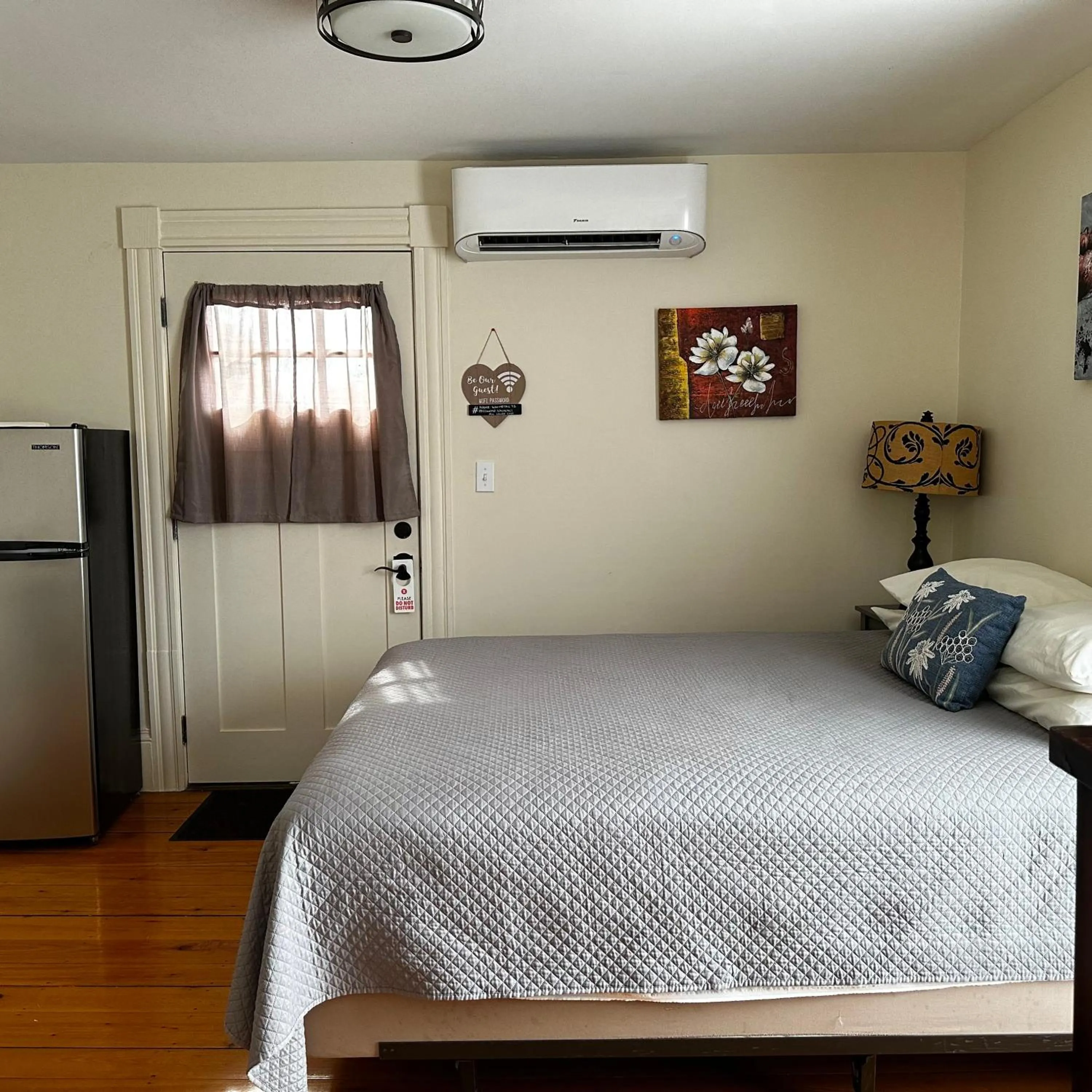 Bed in The Whitetail Inn and Suites- Lincoln