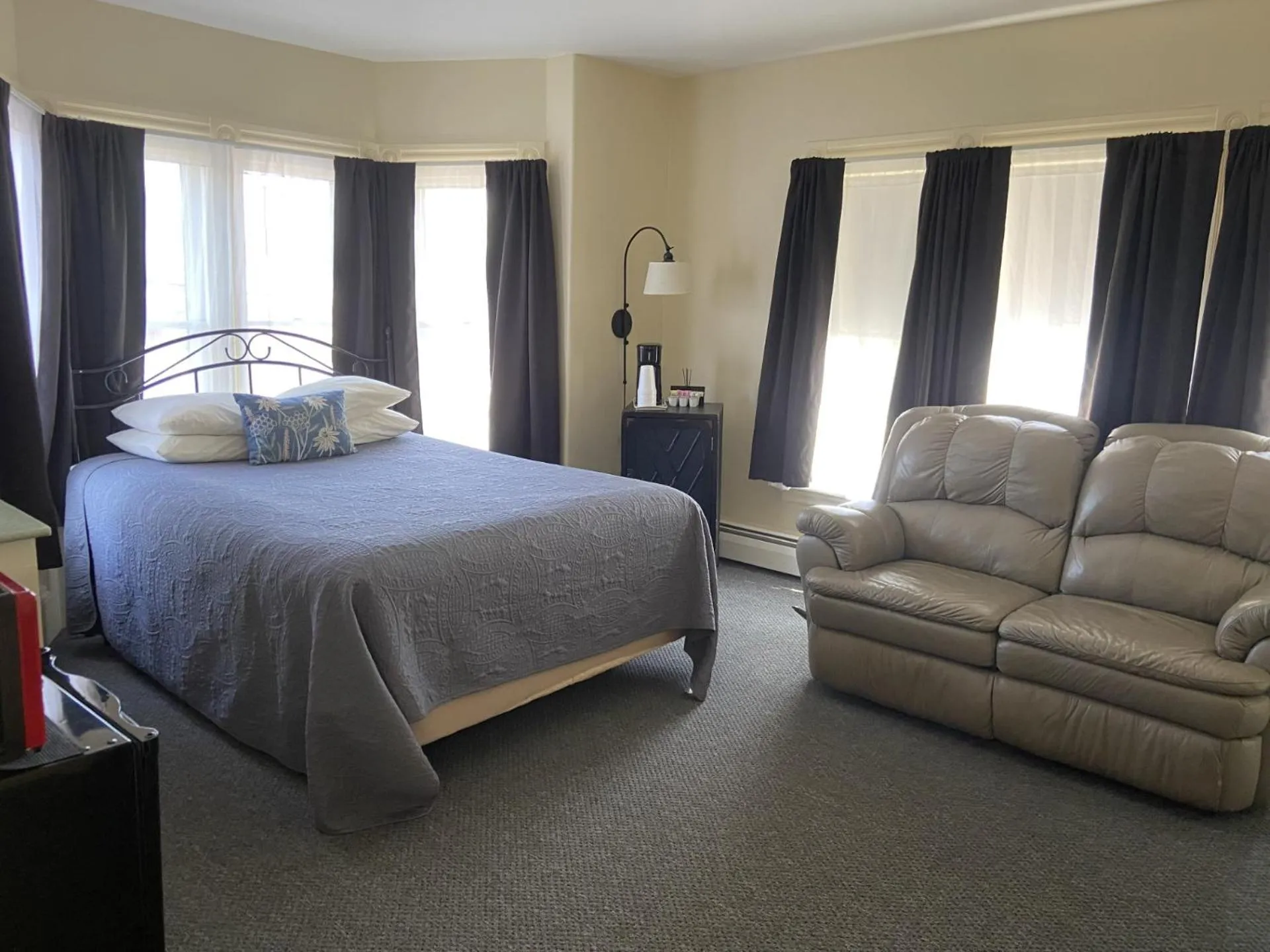 Bed in The Whitetail Inn and Suites- Lincoln