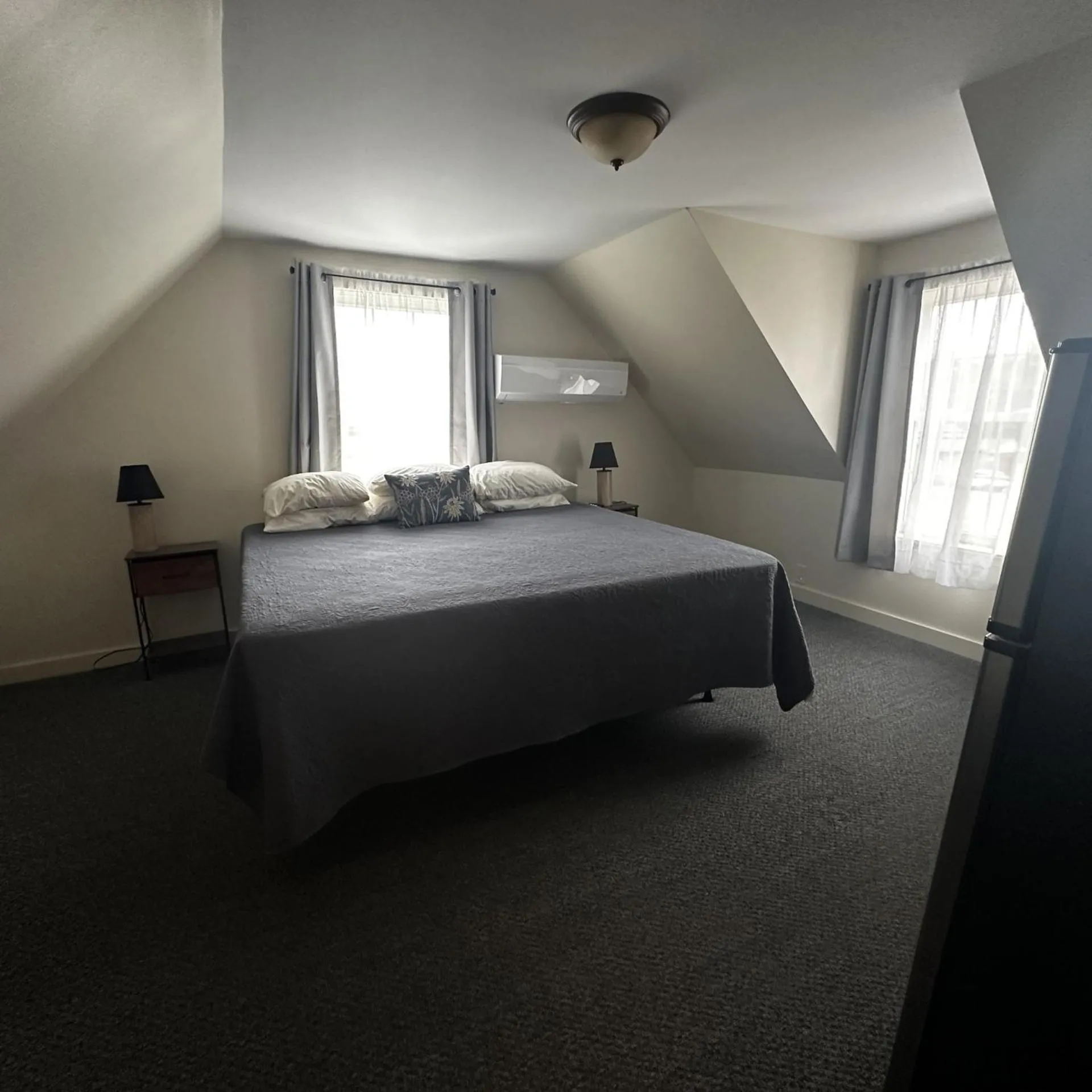 Bed in The Whitetail Inn and Suites- Lincoln