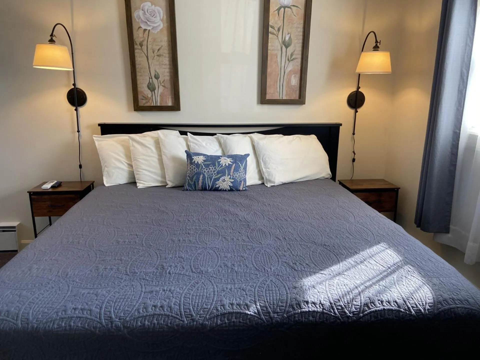 Bed in The Whitetail Inn and Suites- Lincoln