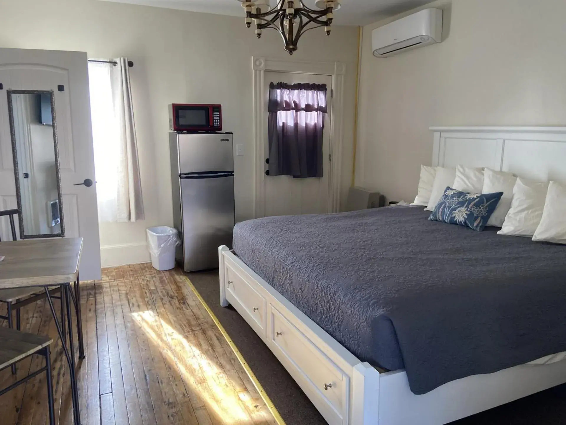 Standard King Room in The Whitetail Inn and Suites- Lincoln Standard King Room in The Whitetail Inn and Suites- Lincoln