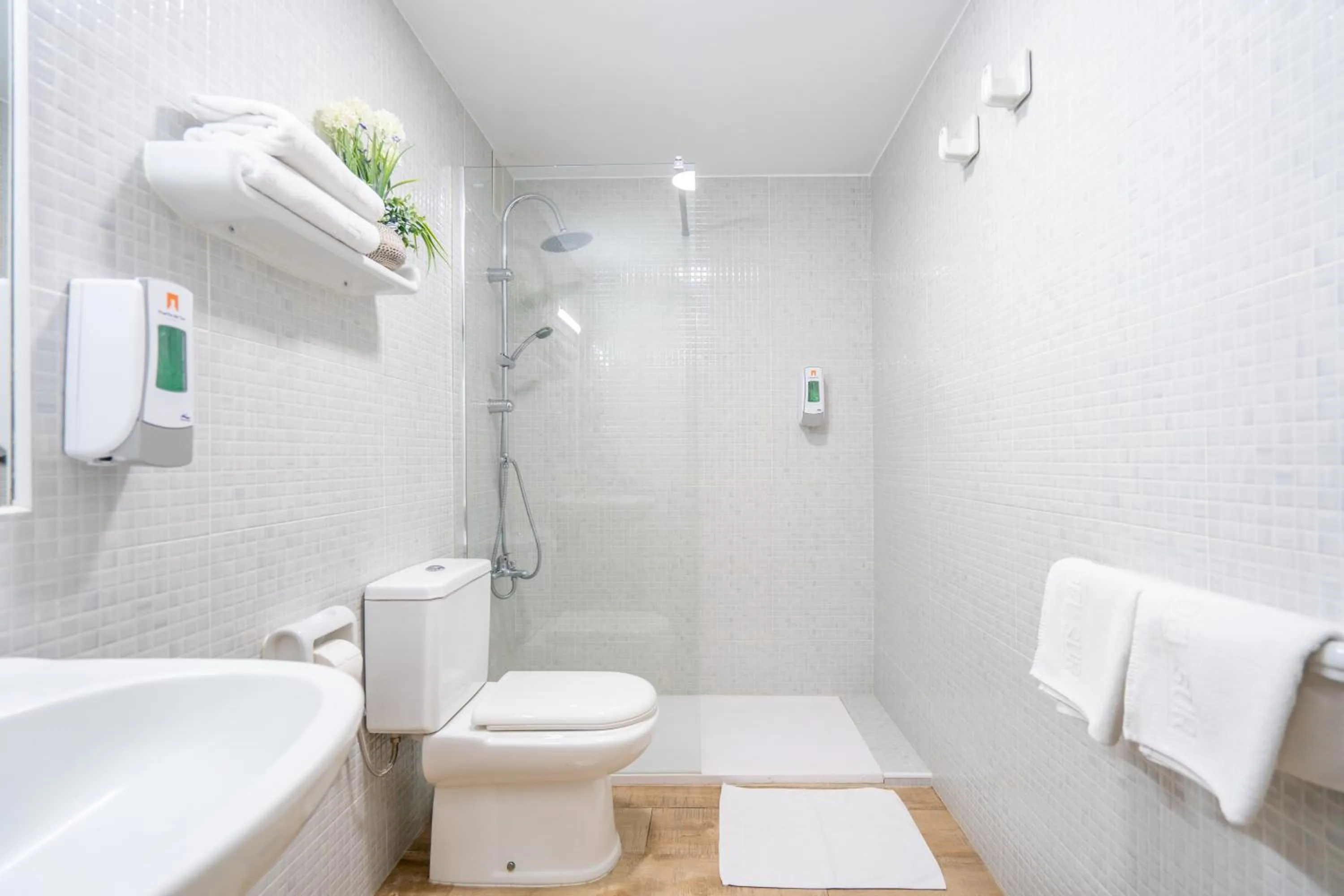 Shower in Apartamentos Puerta del Sur