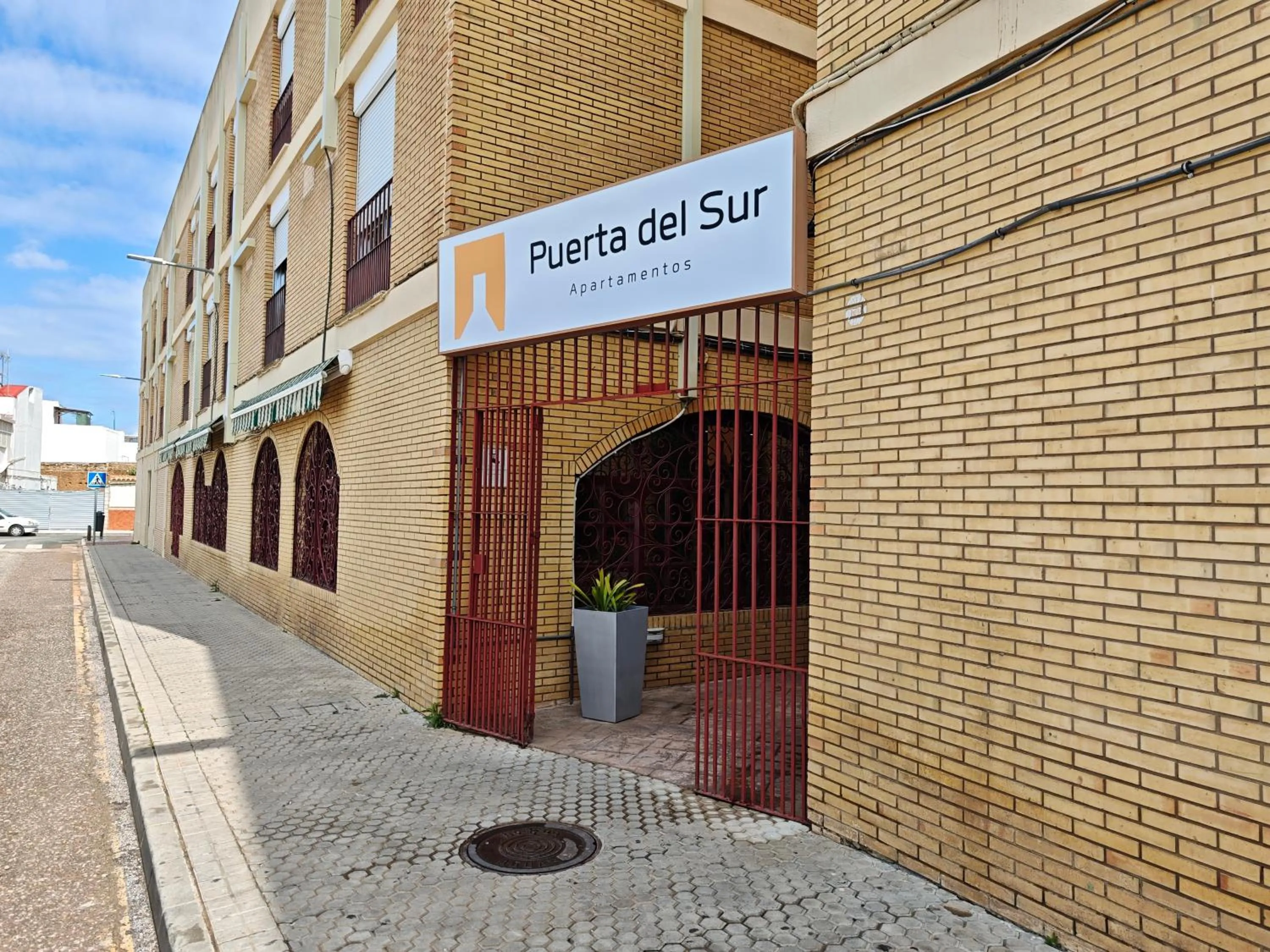 Facade/entrance in Apartamentos Puerta del Sur