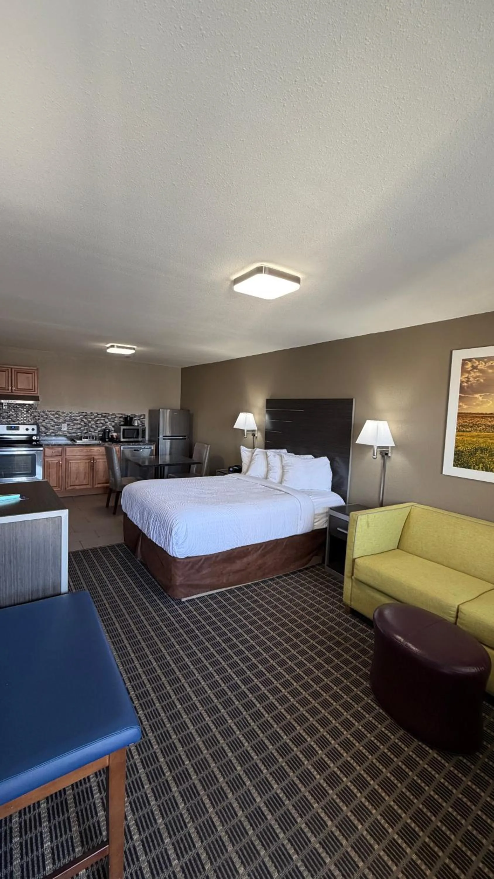 Kitchen or kitchenette, Bed in Clarion Pointe Athens I-65