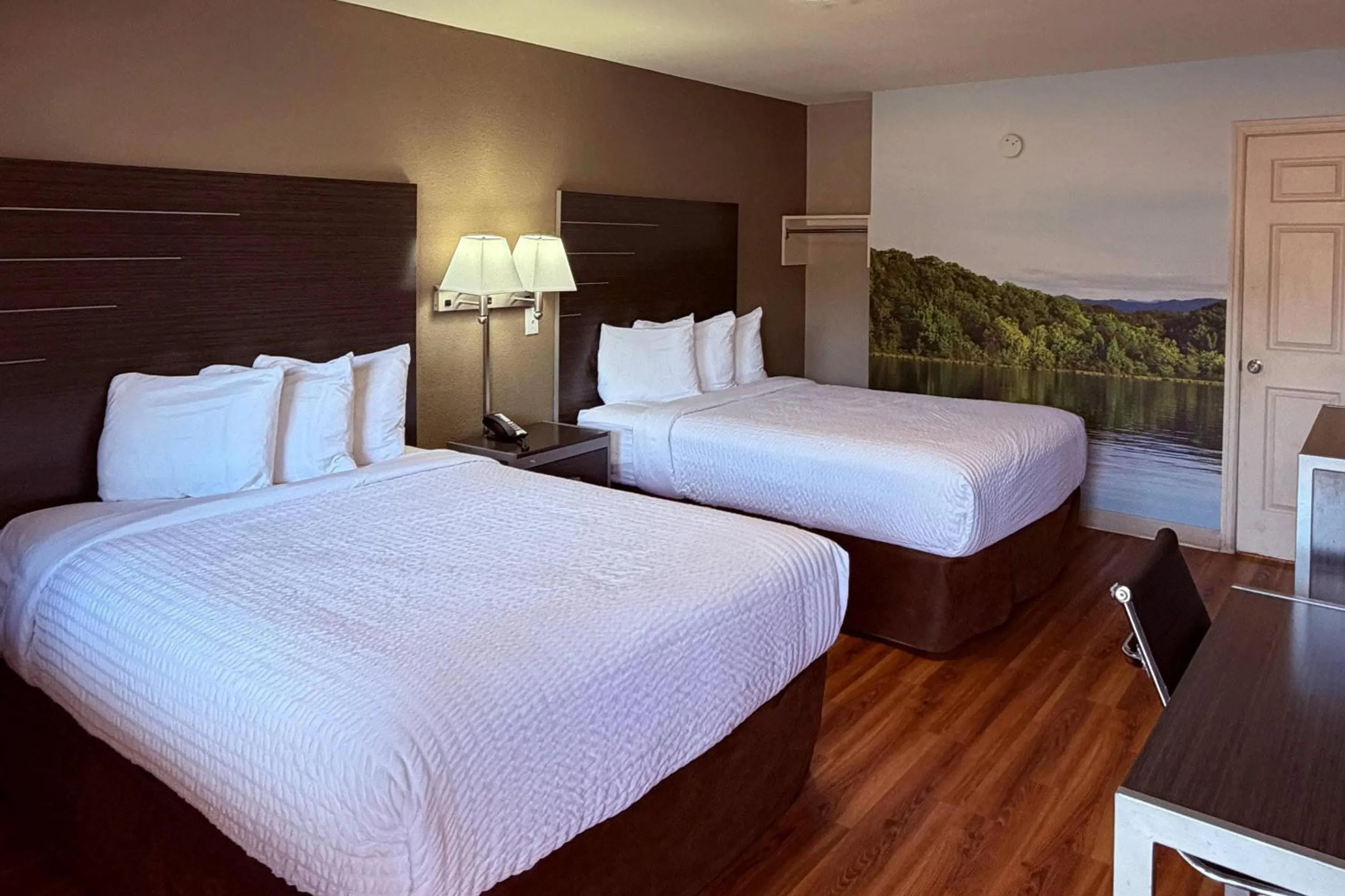 Bedroom, Bed in Clarion Pointe Athens I-65