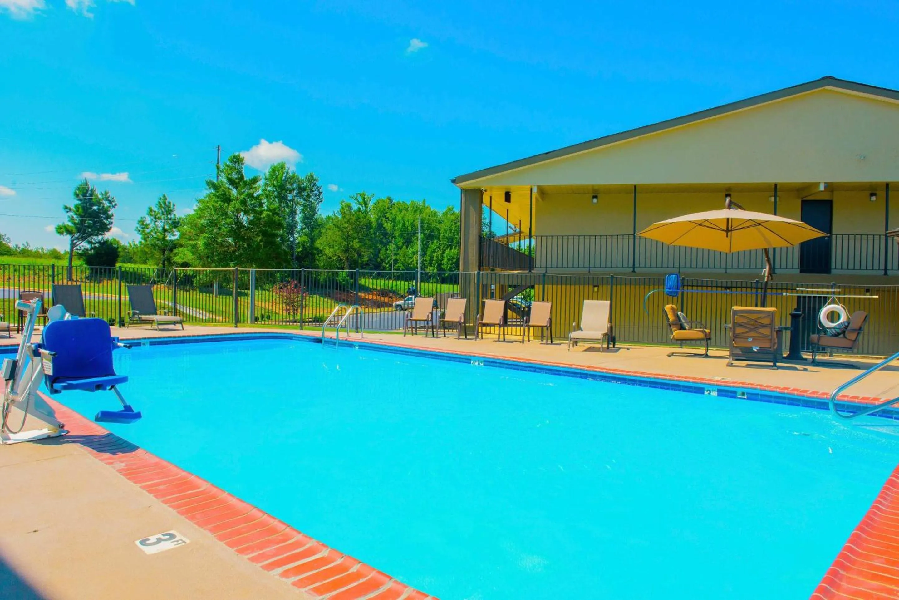 Swimming pool in Clarion Pointe Athens I-65