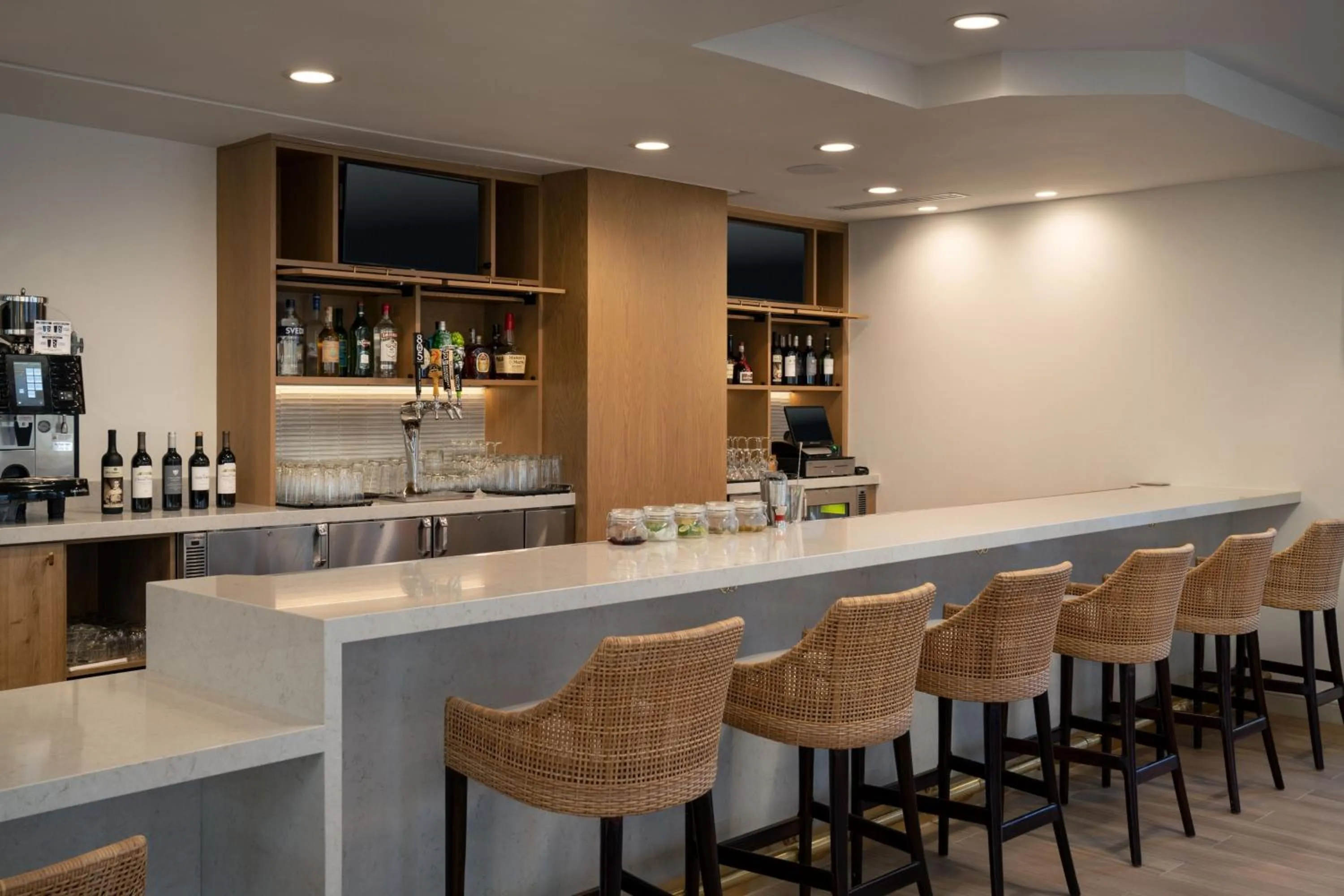 Lounge or bar in The Bayshore Hotel San Francisco Airport - Burlingame