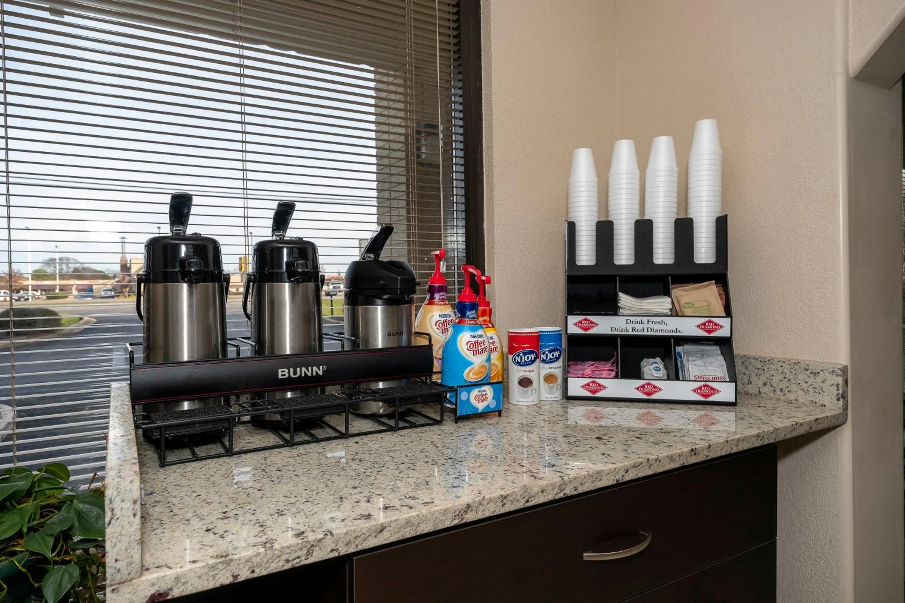 Coffee/tea facilities in Red Roof Inn PLUS+ Huntsville – Madison