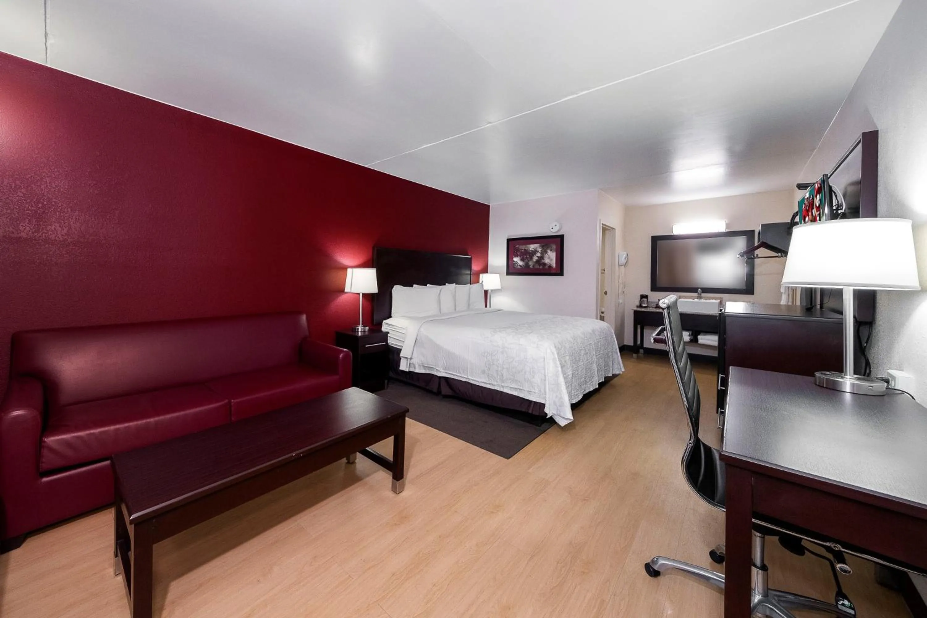 Photo of the whole room, Bed in Red Roof Inn PLUS+ Huntsville – Madison
