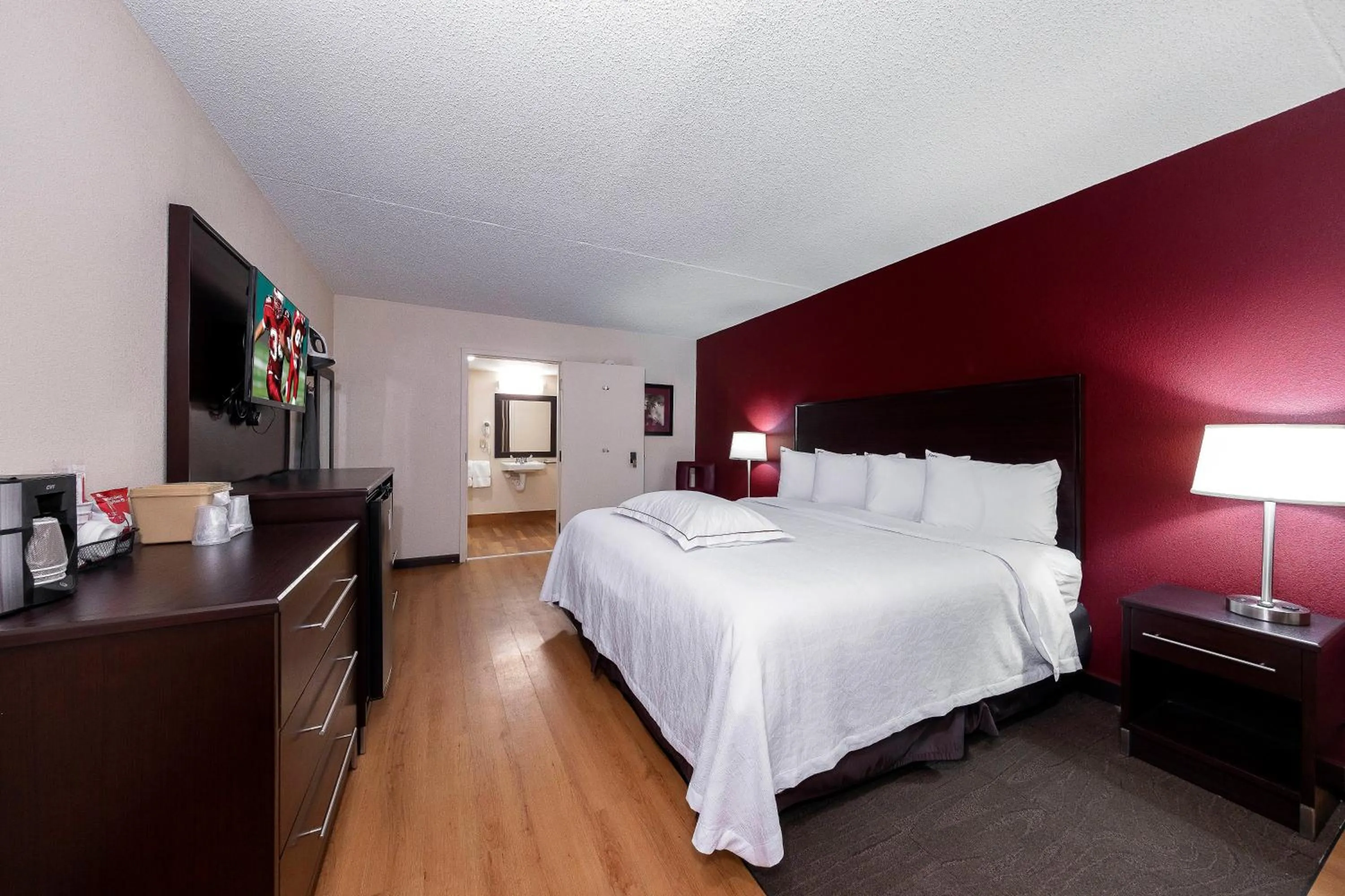 Photo of the whole room, Bed in Red Roof Inn PLUS+ Huntsville – Madison