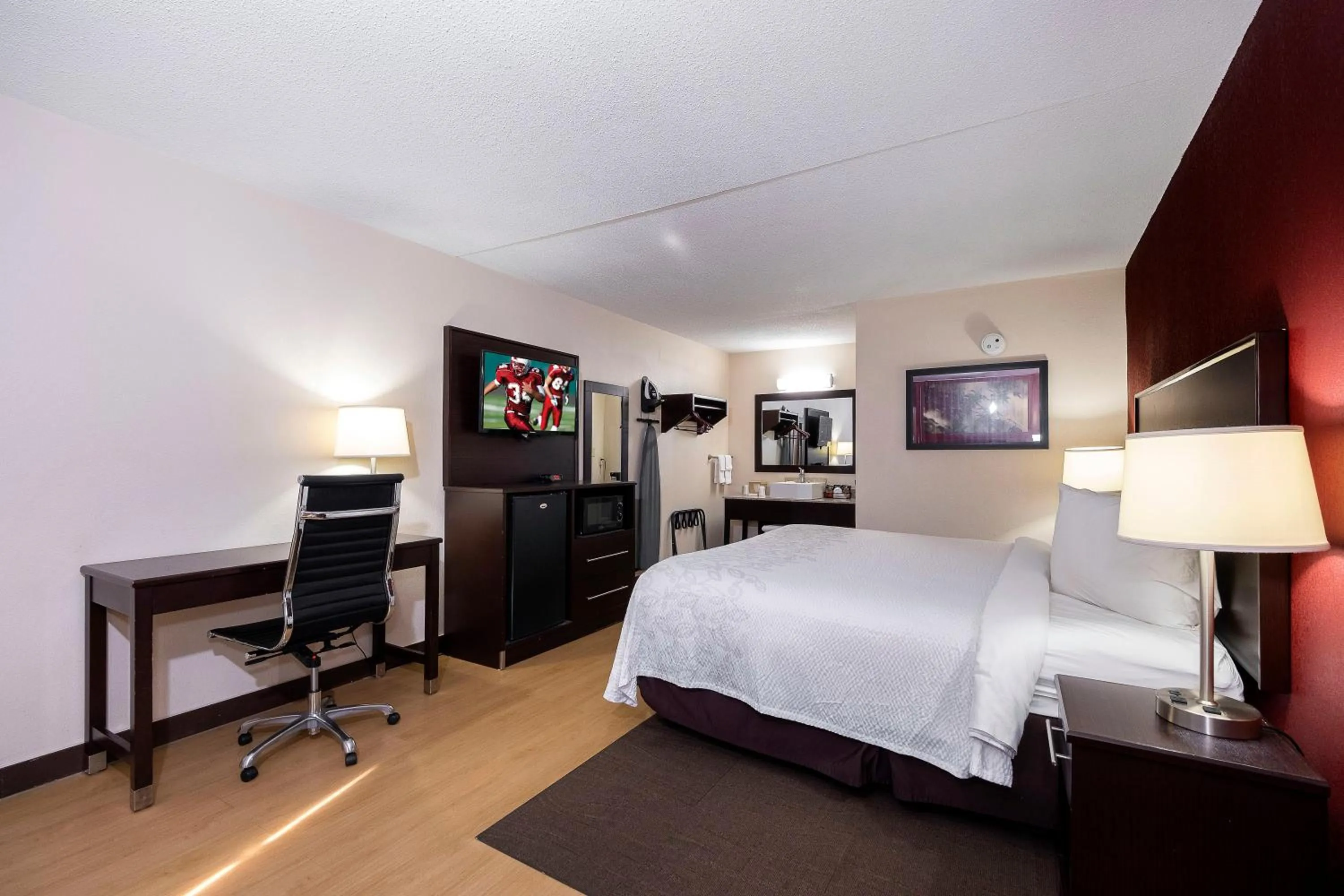 Photo of the whole room, Bed in Red Roof Inn PLUS+ Huntsville – Madison