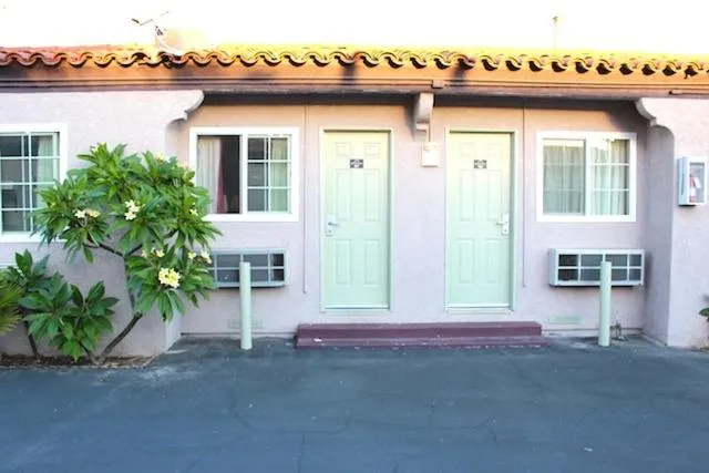 Facade/entrance in Beacon Motel