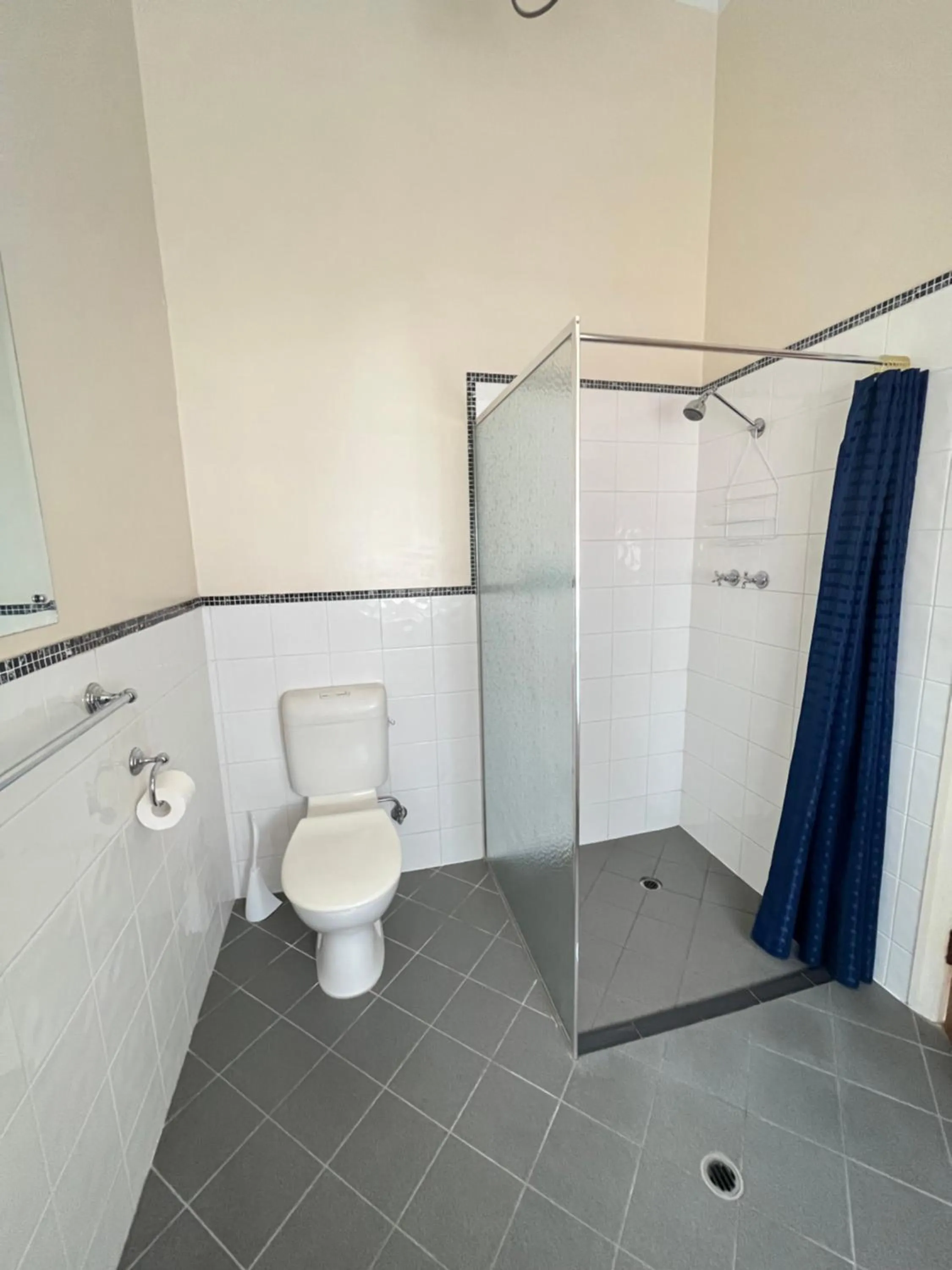 Bathroom in Princes Lodge Motel