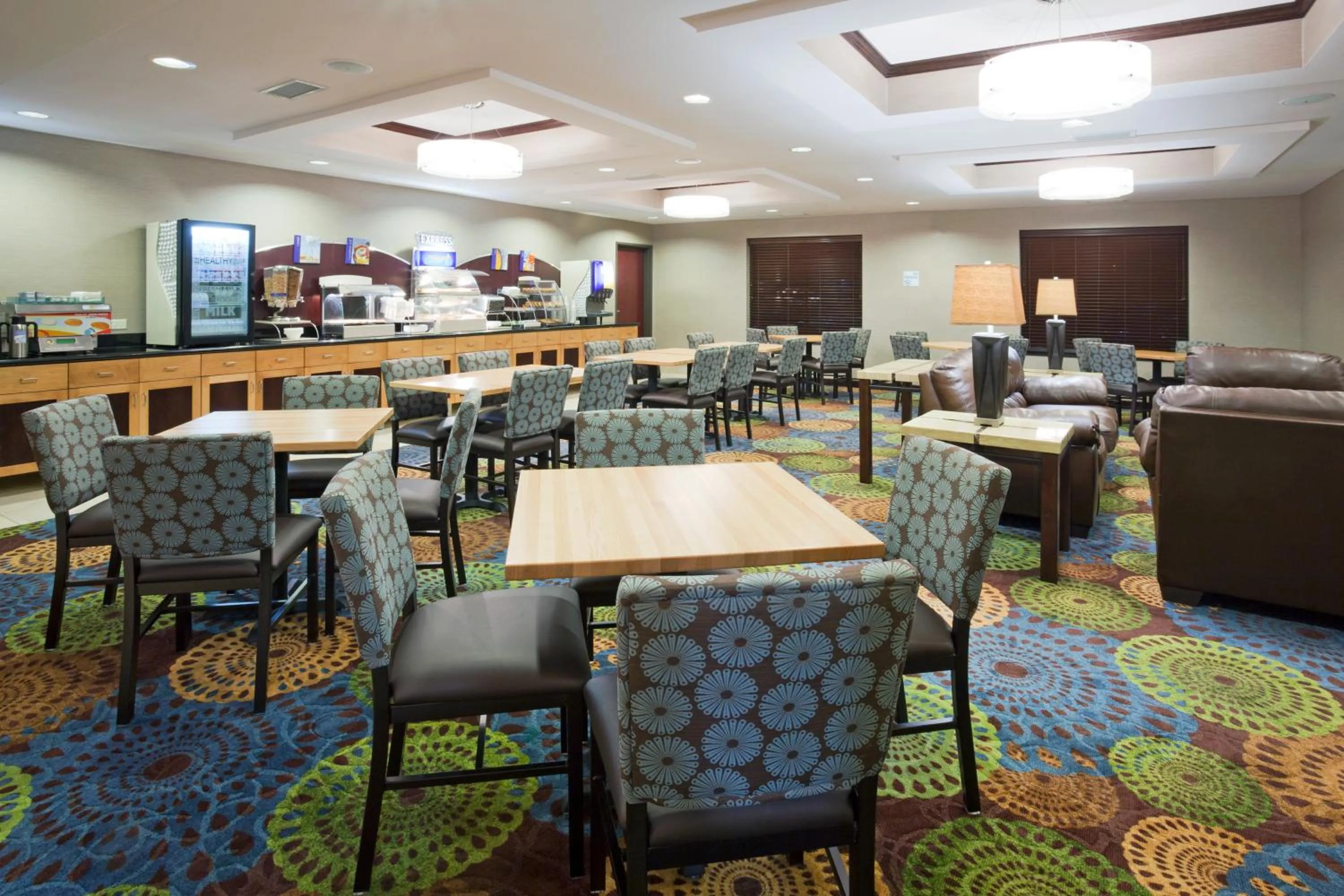 Seating area in Holiday Inn Express and Suites Rochester West-Medical Center by IHG