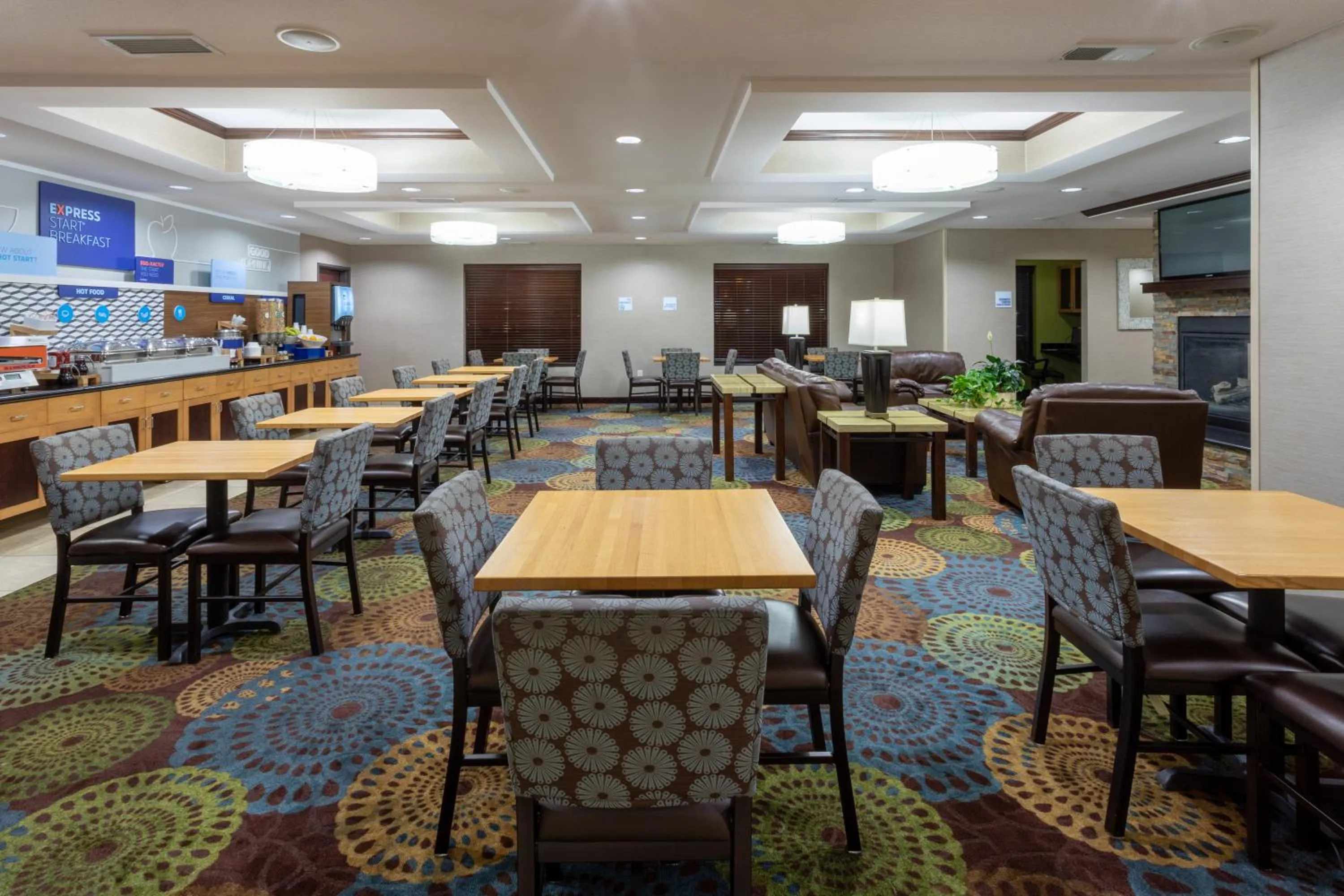 Seating area in Holiday Inn Express and Suites Rochester West-Medical Center by IHG