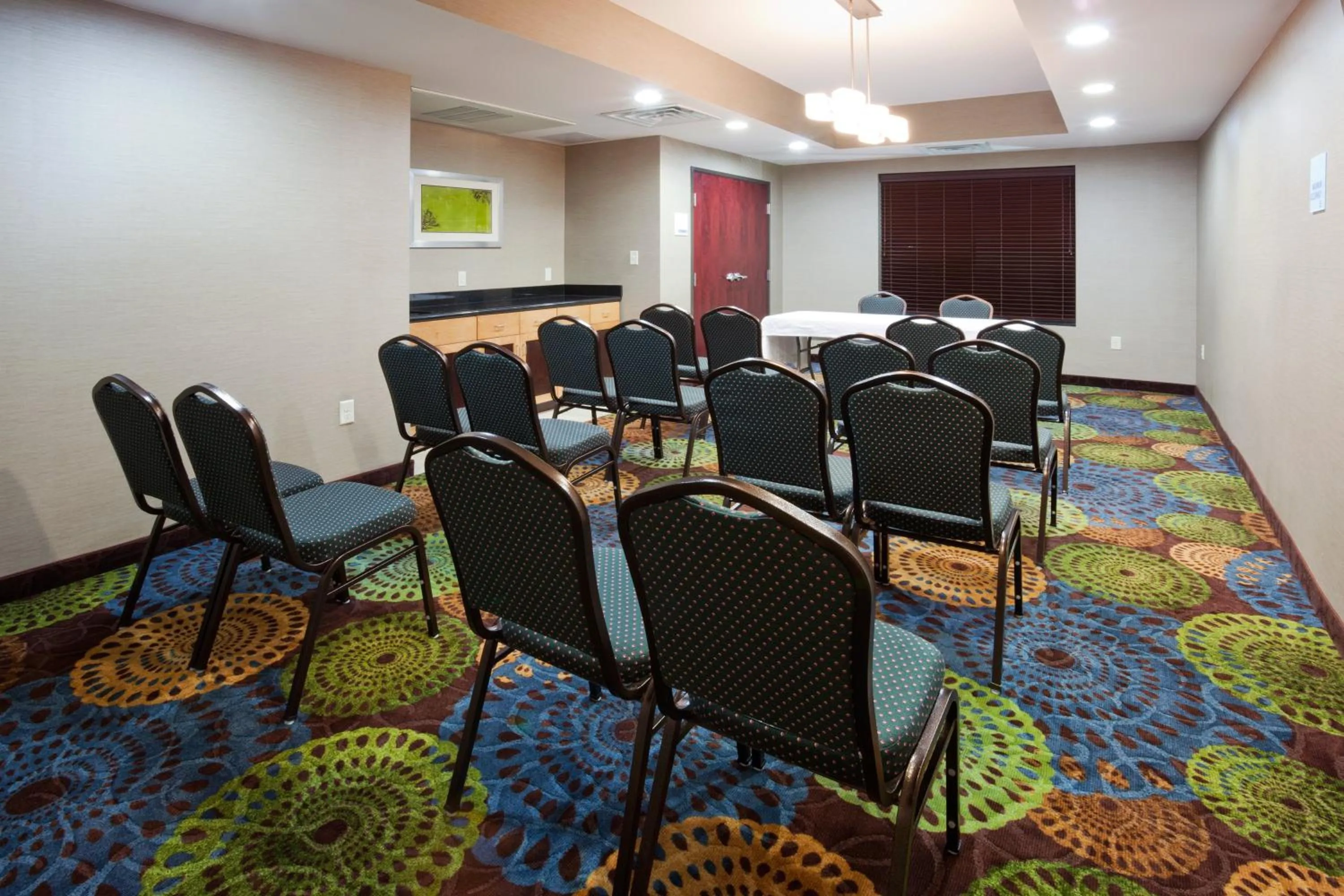 Meeting/conference room in Holiday Inn Express and Suites Rochester West-Medical Center by IHG