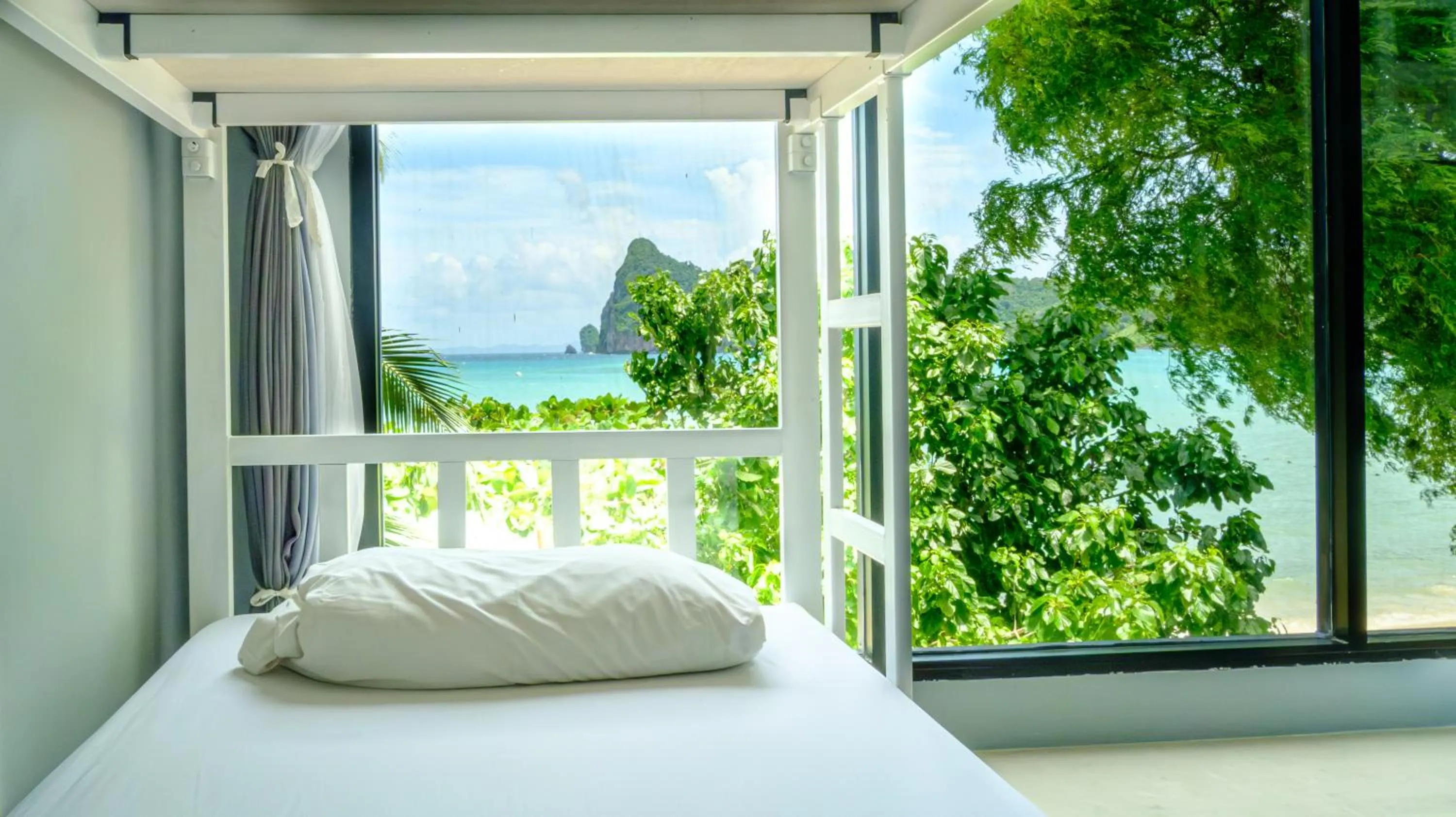 Sea view, Bed in Ibiza House Phi Phi