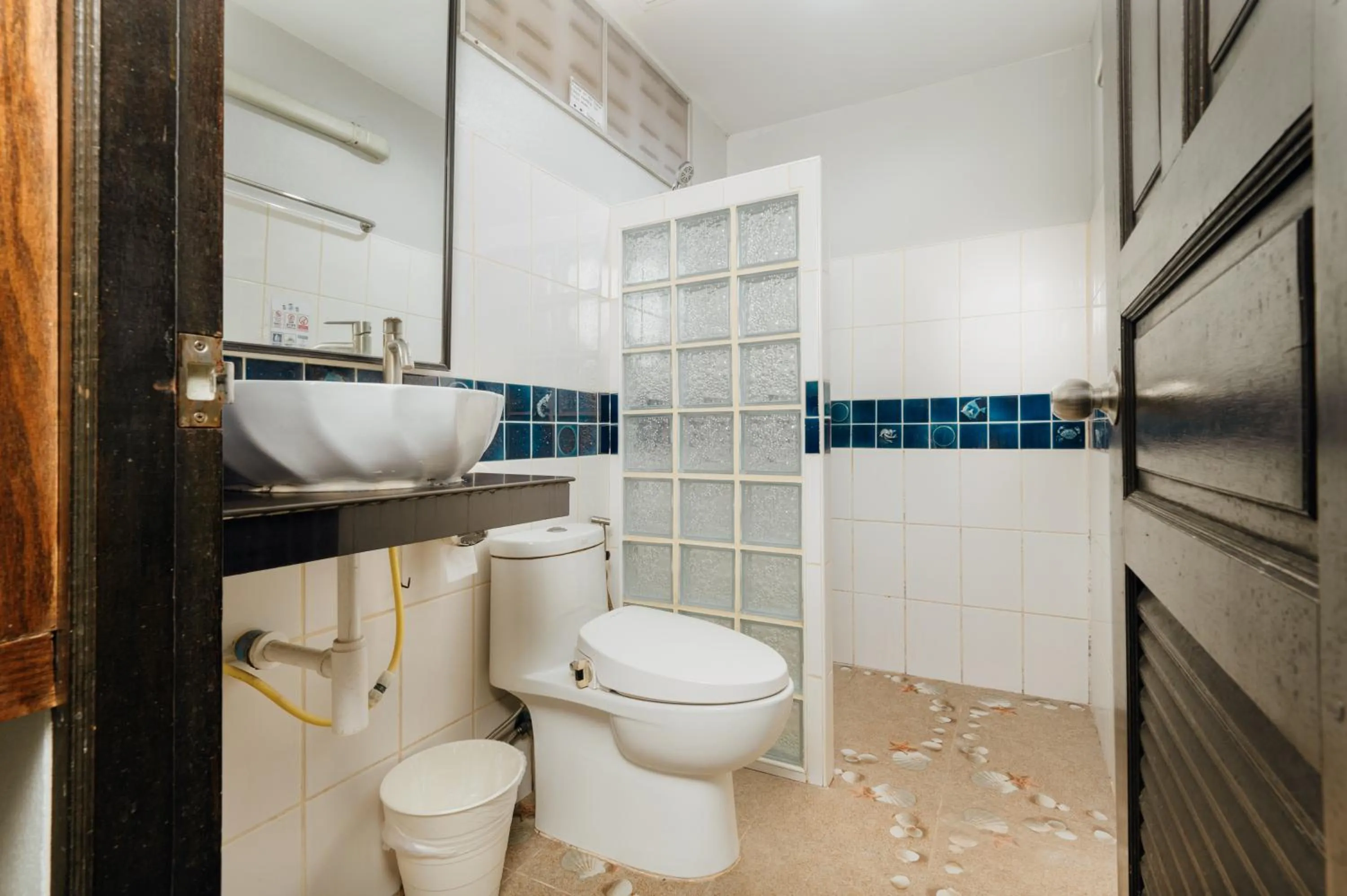 Toilet in Ibiza House Phi Phi