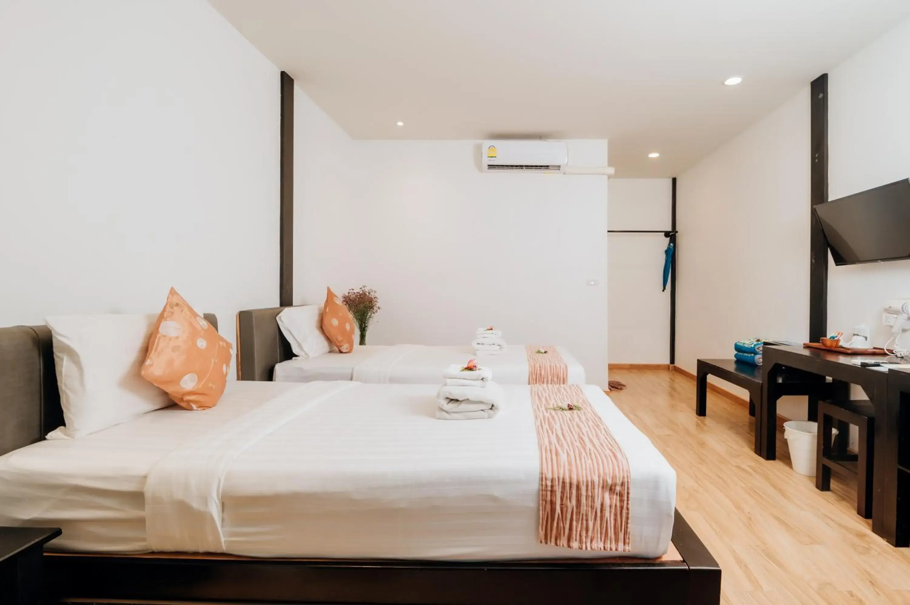 Standard Beach Party Twin Beds in Ibiza House Phi Phi Standard Beach Party Twin Beds in Ibiza House Phi Phi