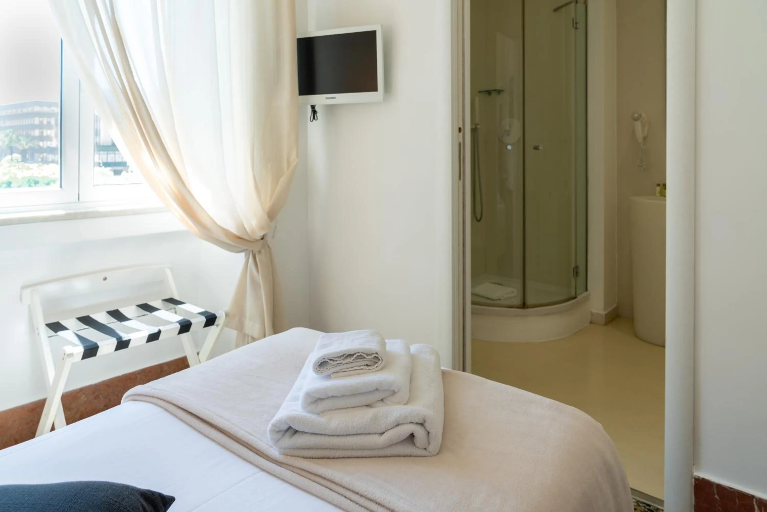 Shower, Bed in Le Stanze di Piazza Cairoli