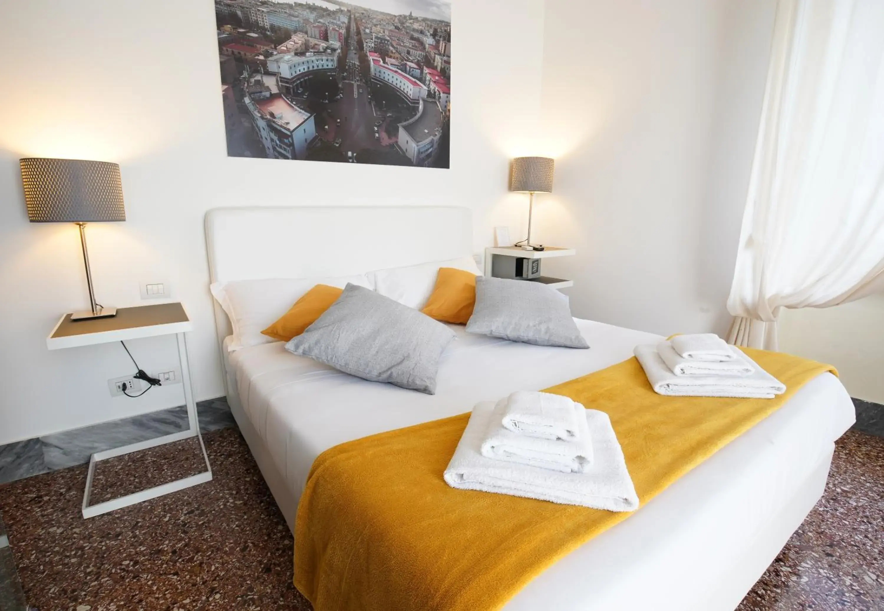 Deluxe Queen Room in Le Stanze di Piazza Cairoli Deluxe Queen Room in Le Stanze di Piazza Cairoli