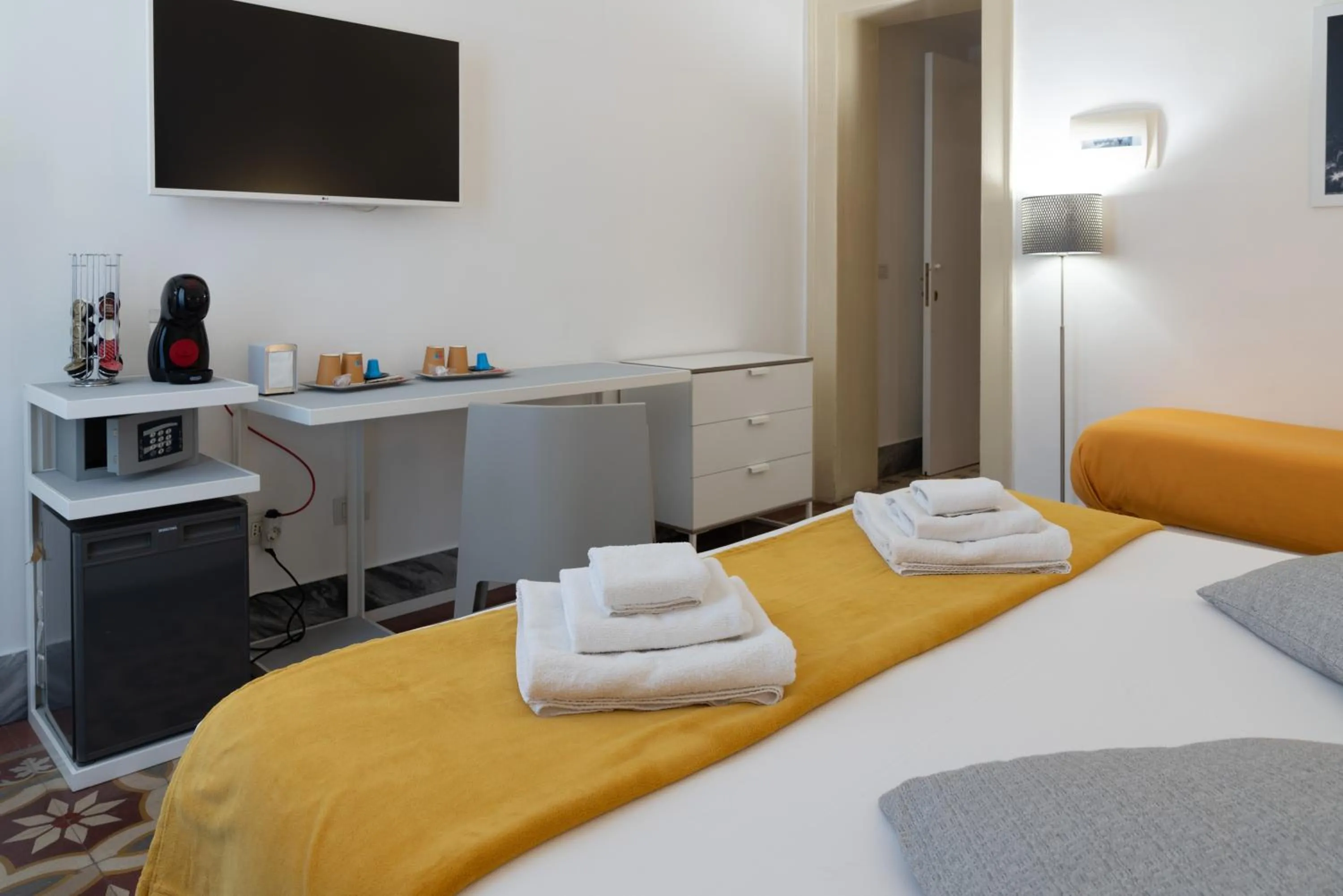 TV and multimedia, Bed in Le Stanze di Piazza Cairoli