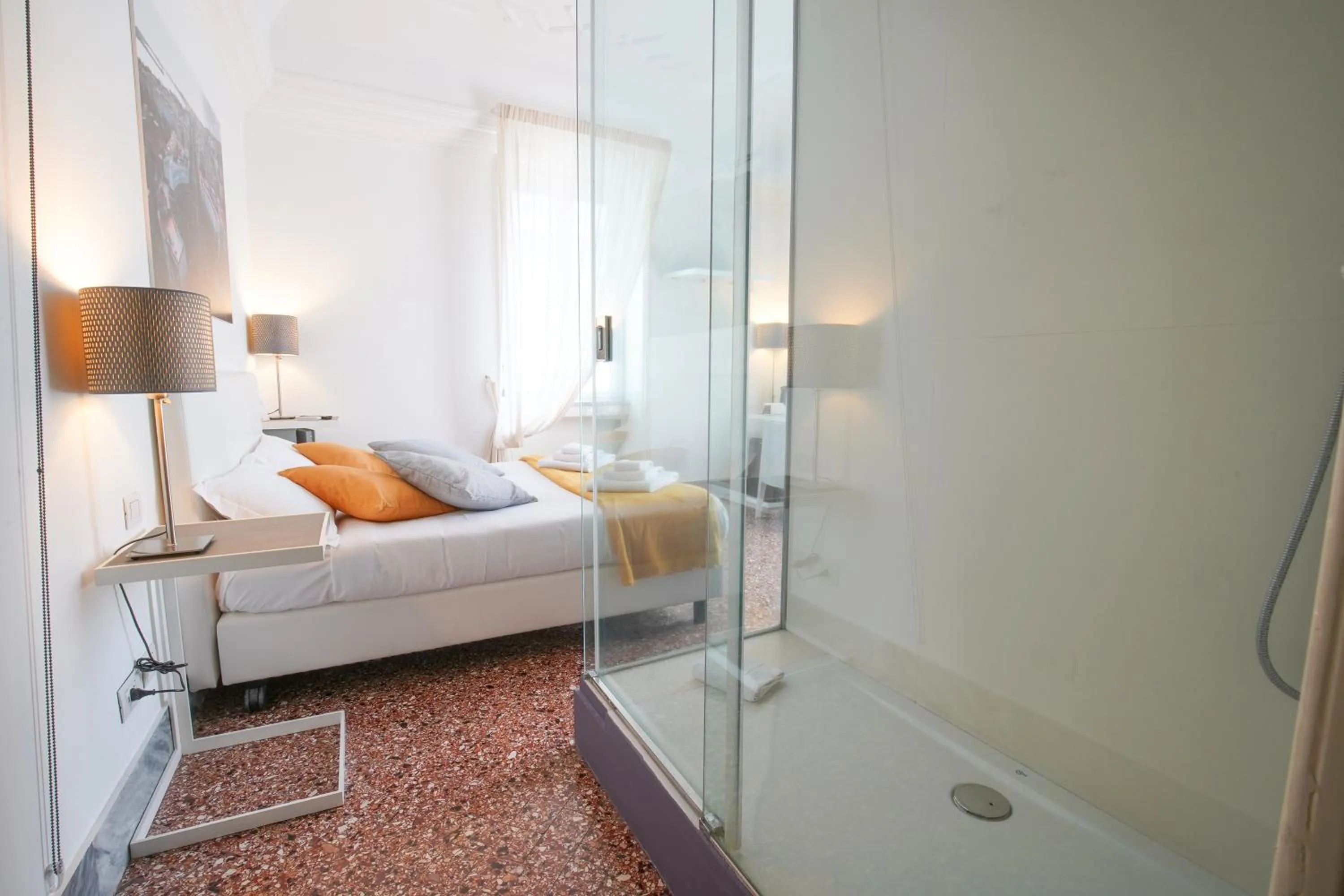 Shower, Bed in Le Stanze di Piazza Cairoli
