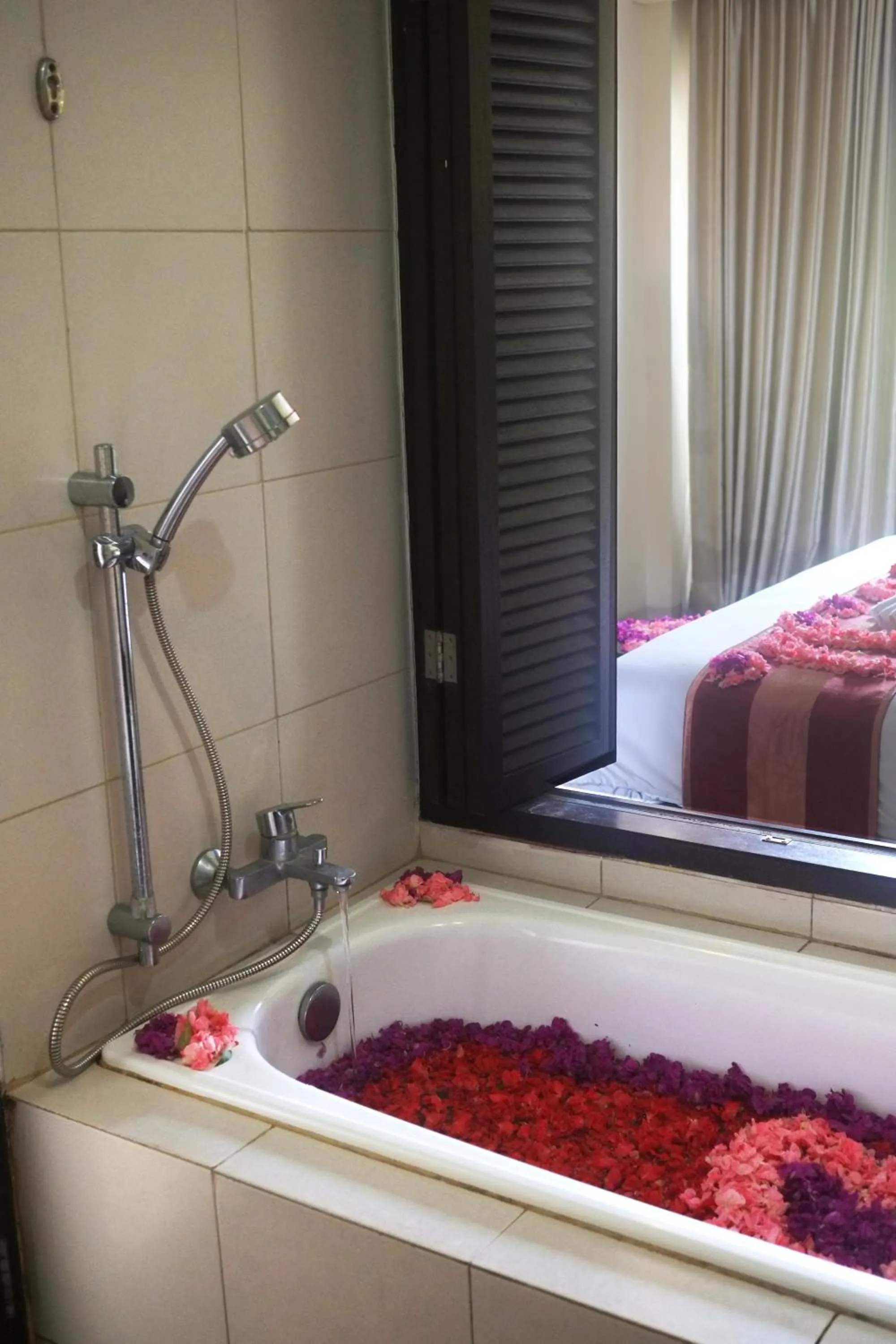 Bathroom, Bed in Suris Boutique Hotel