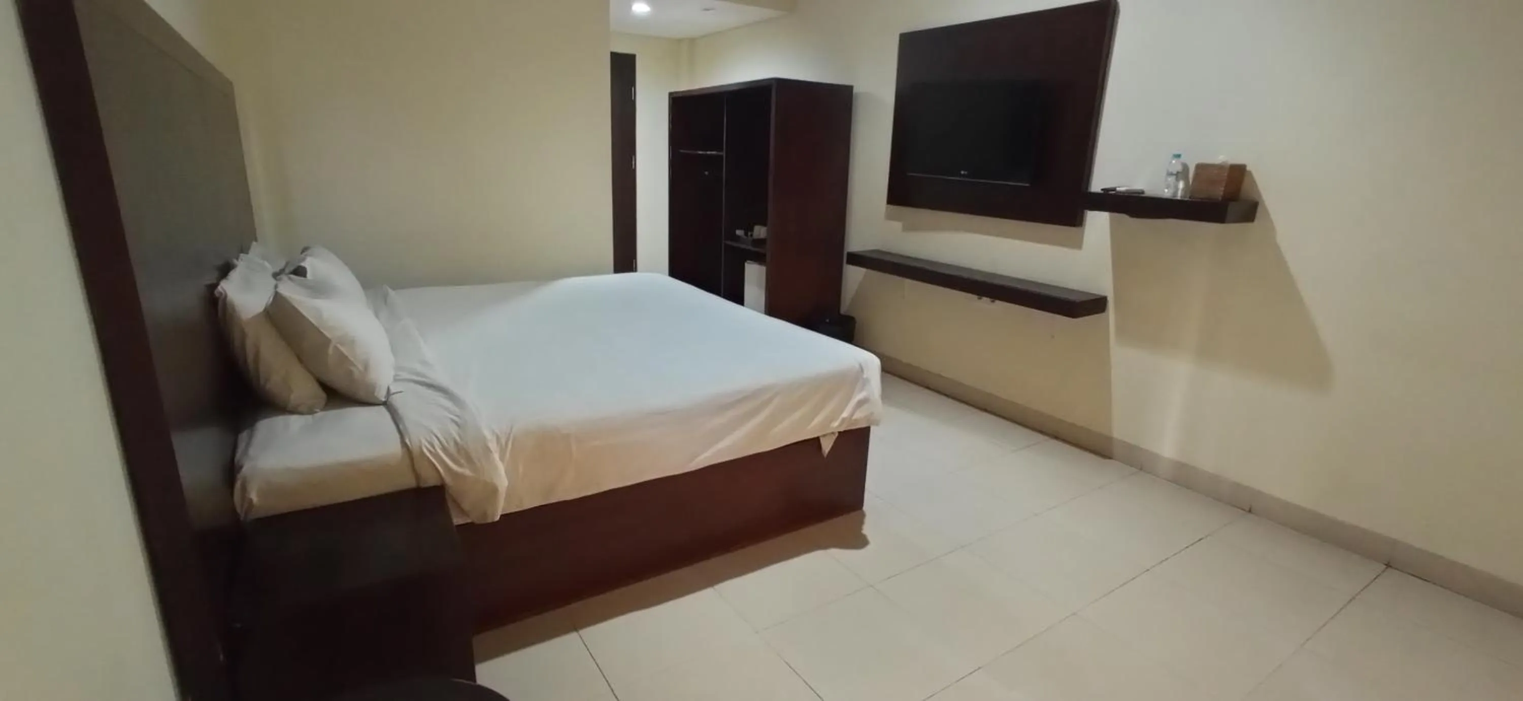 Bedroom, Bed in Suris Boutique Hotel