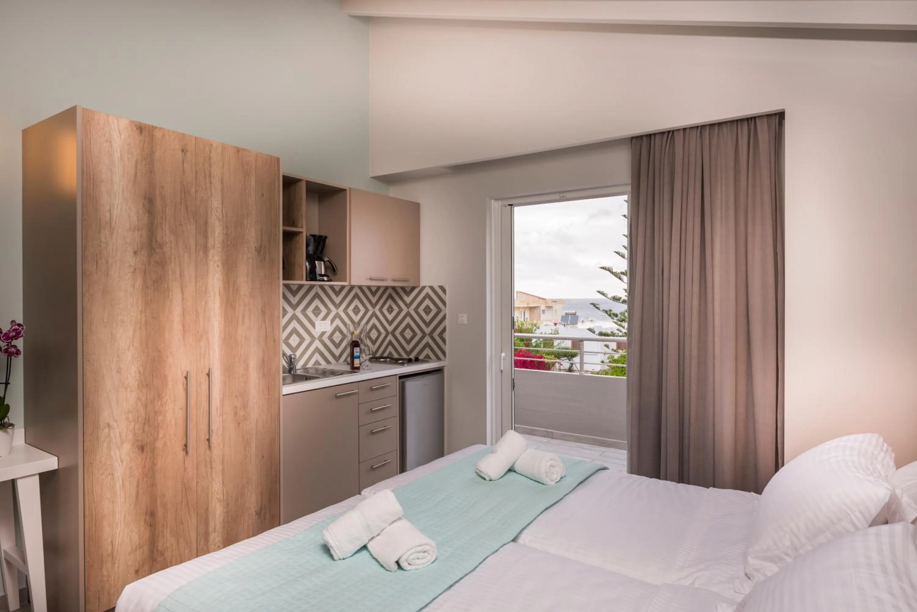 Kitchen or kitchenette, Bed in IRINI STALOS Apartments