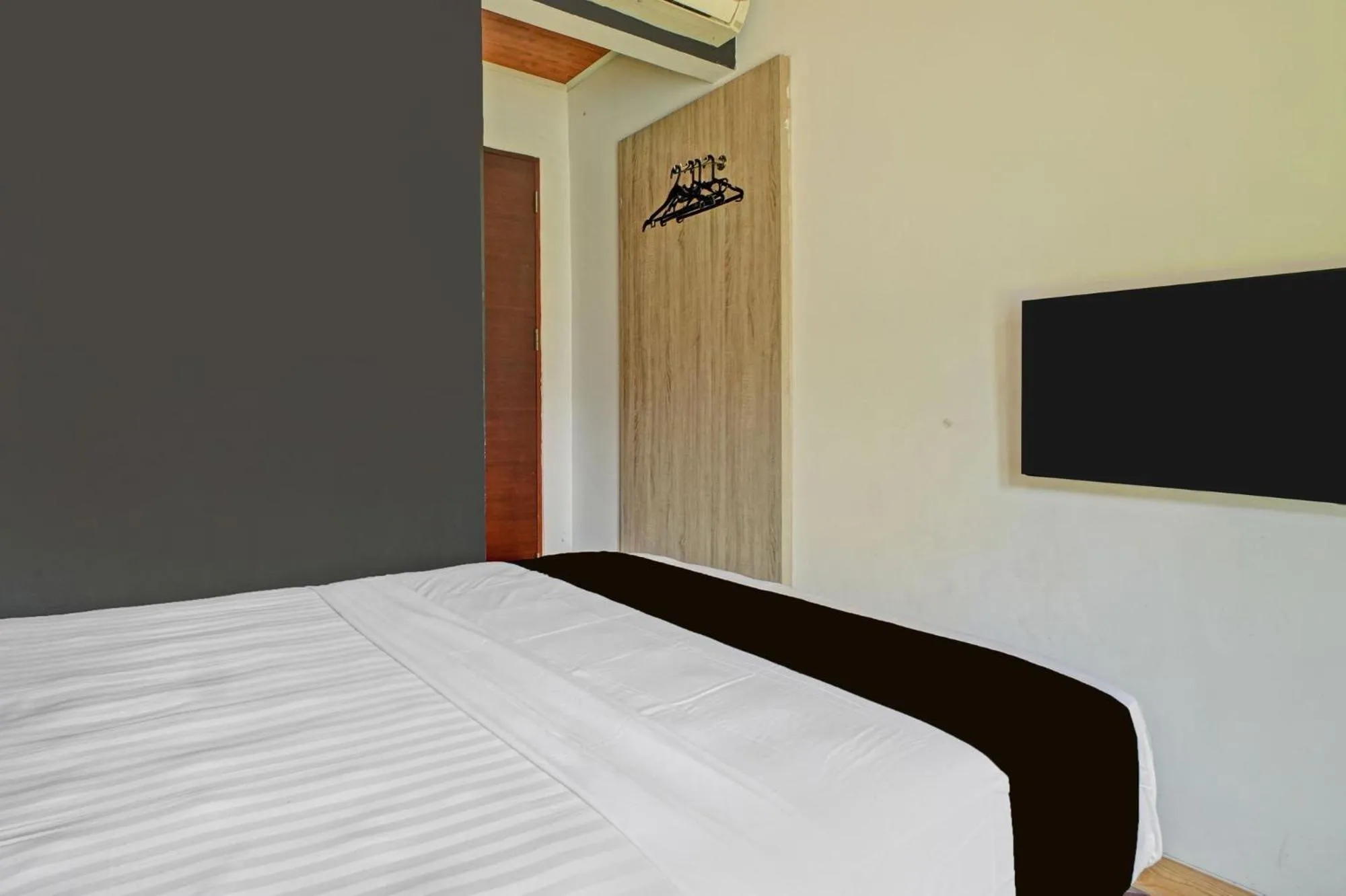 Bedroom, Bed in Hotel O Gambir Near Juanda Station Formerly Bunga Dahlia