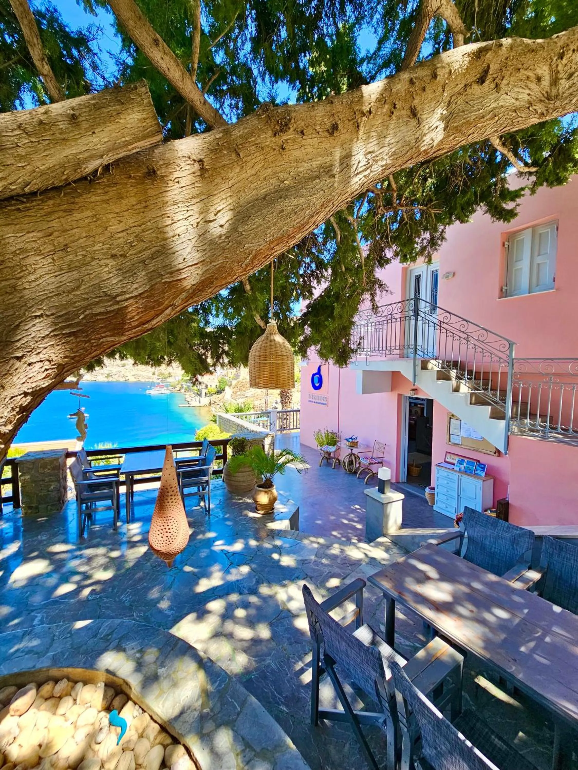 Restaurant/places to eat in Niriides Hotel Apartments