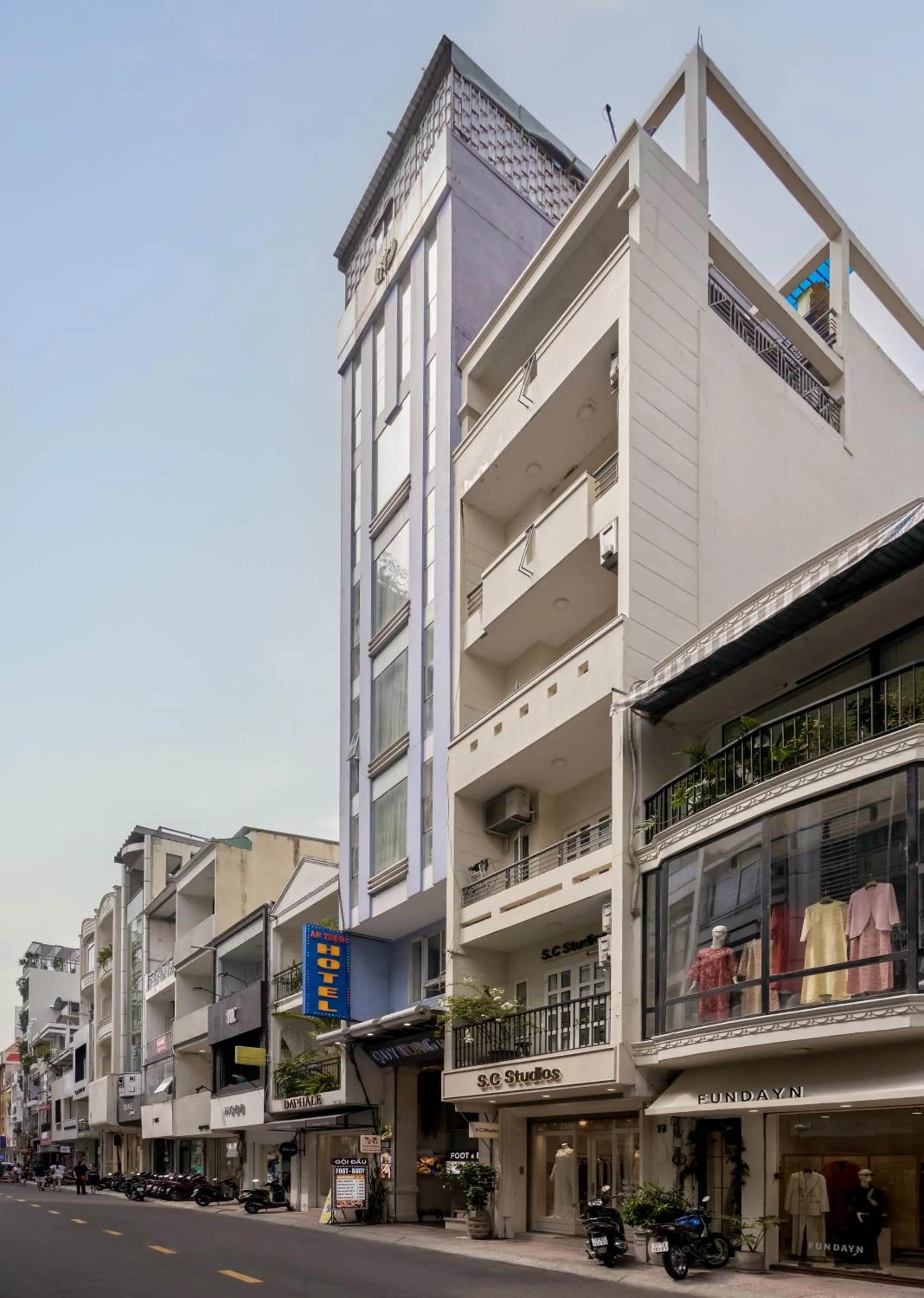 Property building in An Thinh Central Hotel - Ben Thanh Market