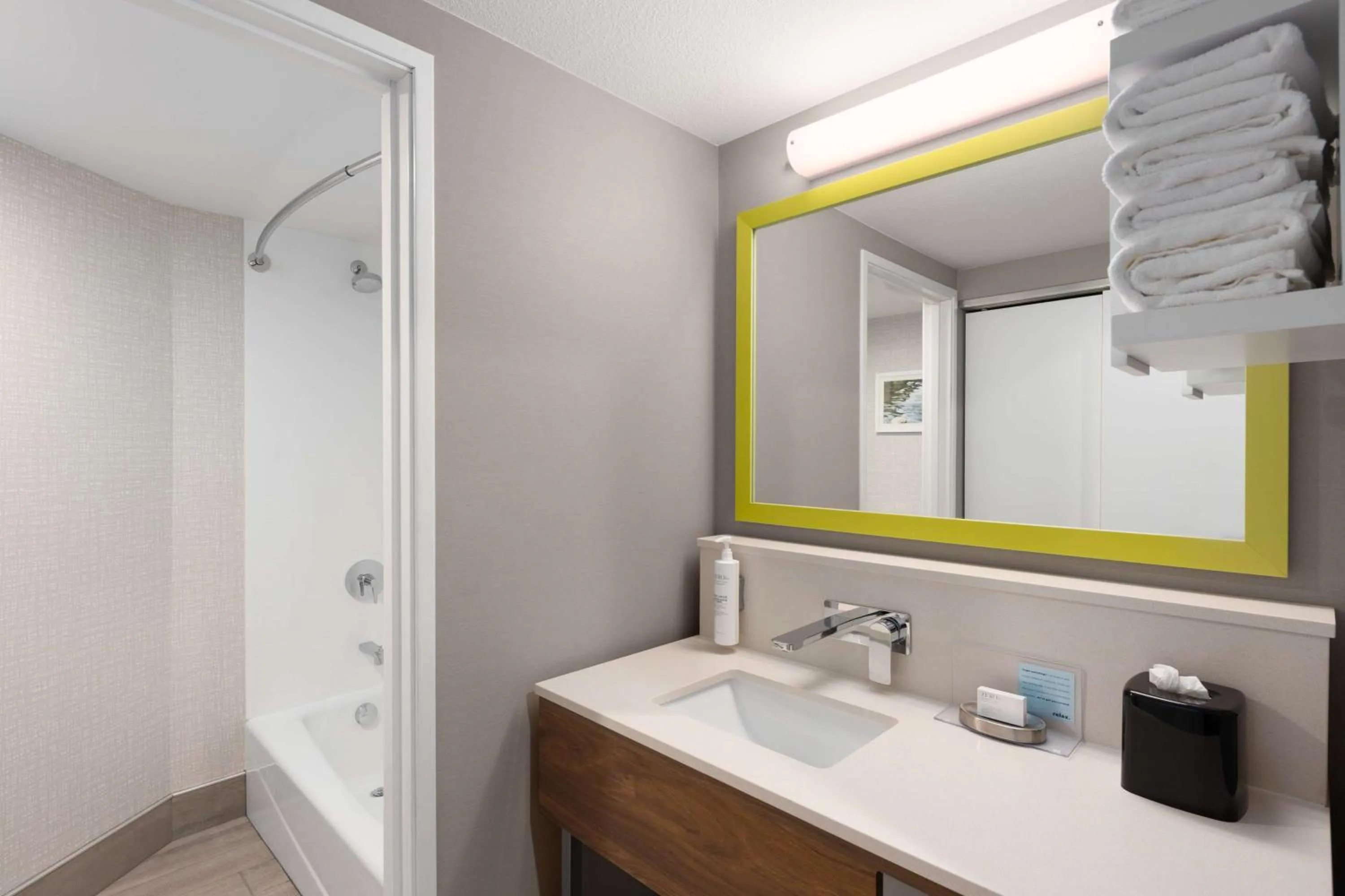 Bathroom in Hampton Inn Spokane Airport