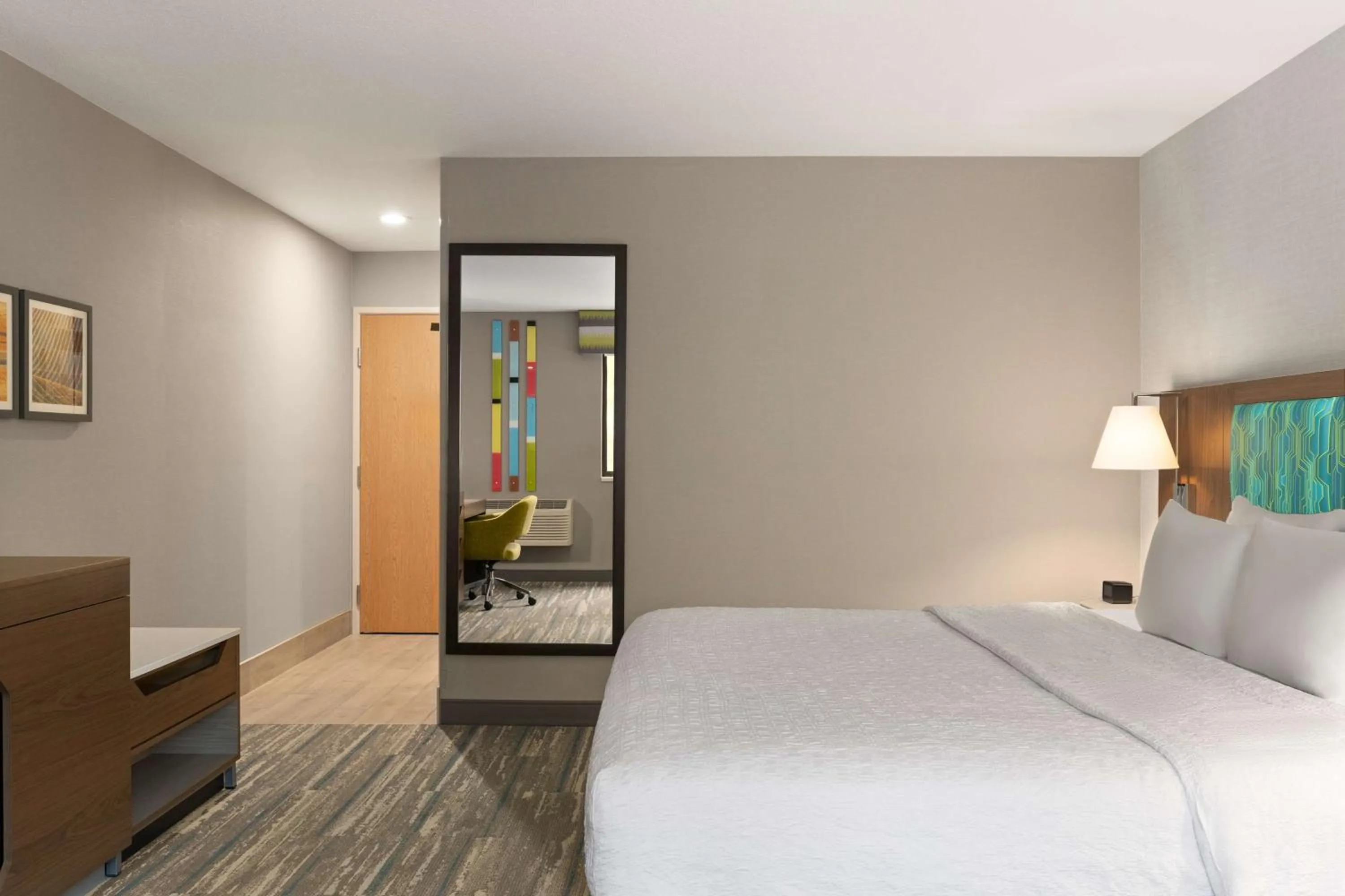 Photo of the whole room, Bed in Hampton Inn Spokane Airport