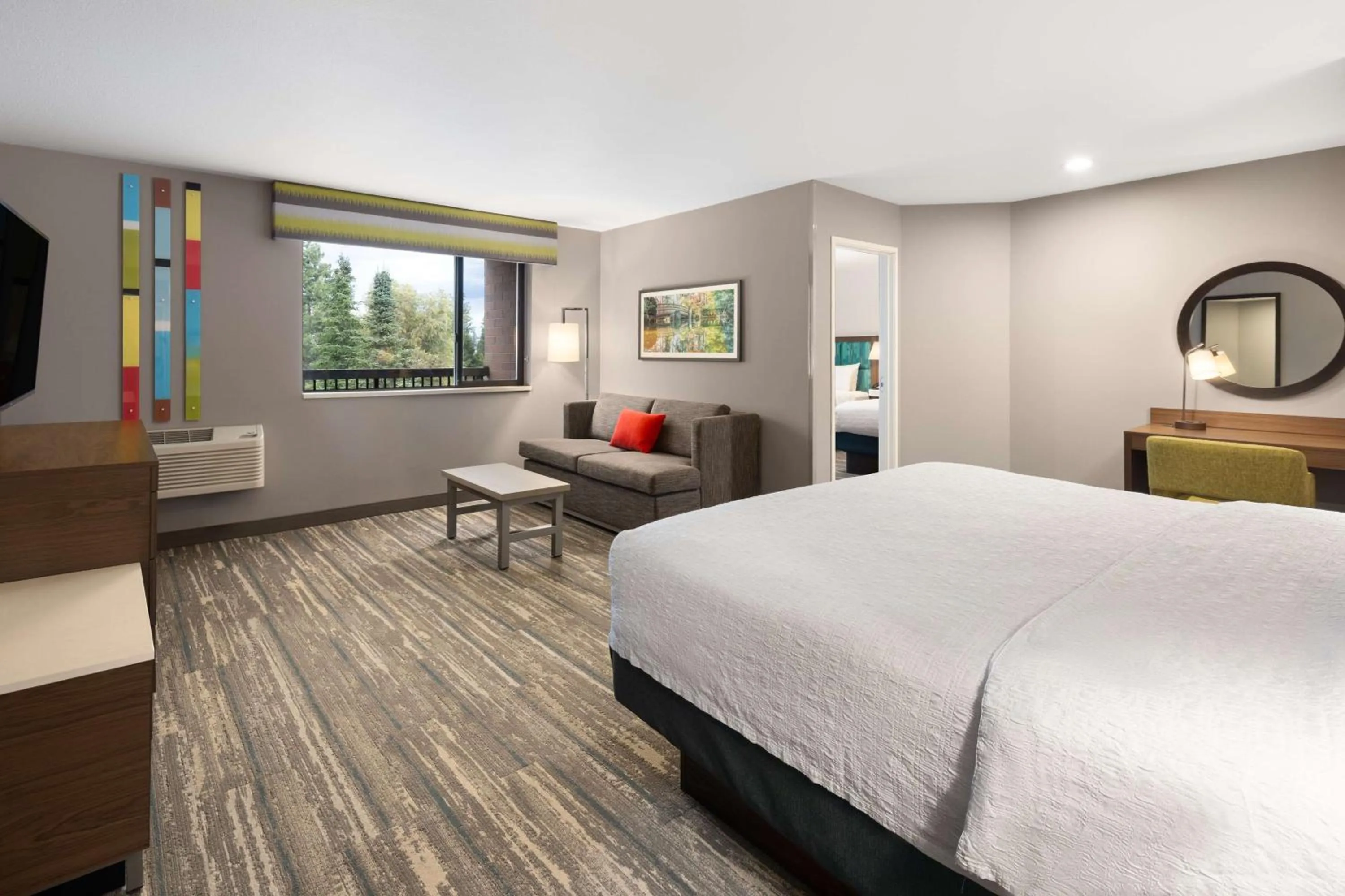 Living room, Bed in Hampton Inn Spokane Airport