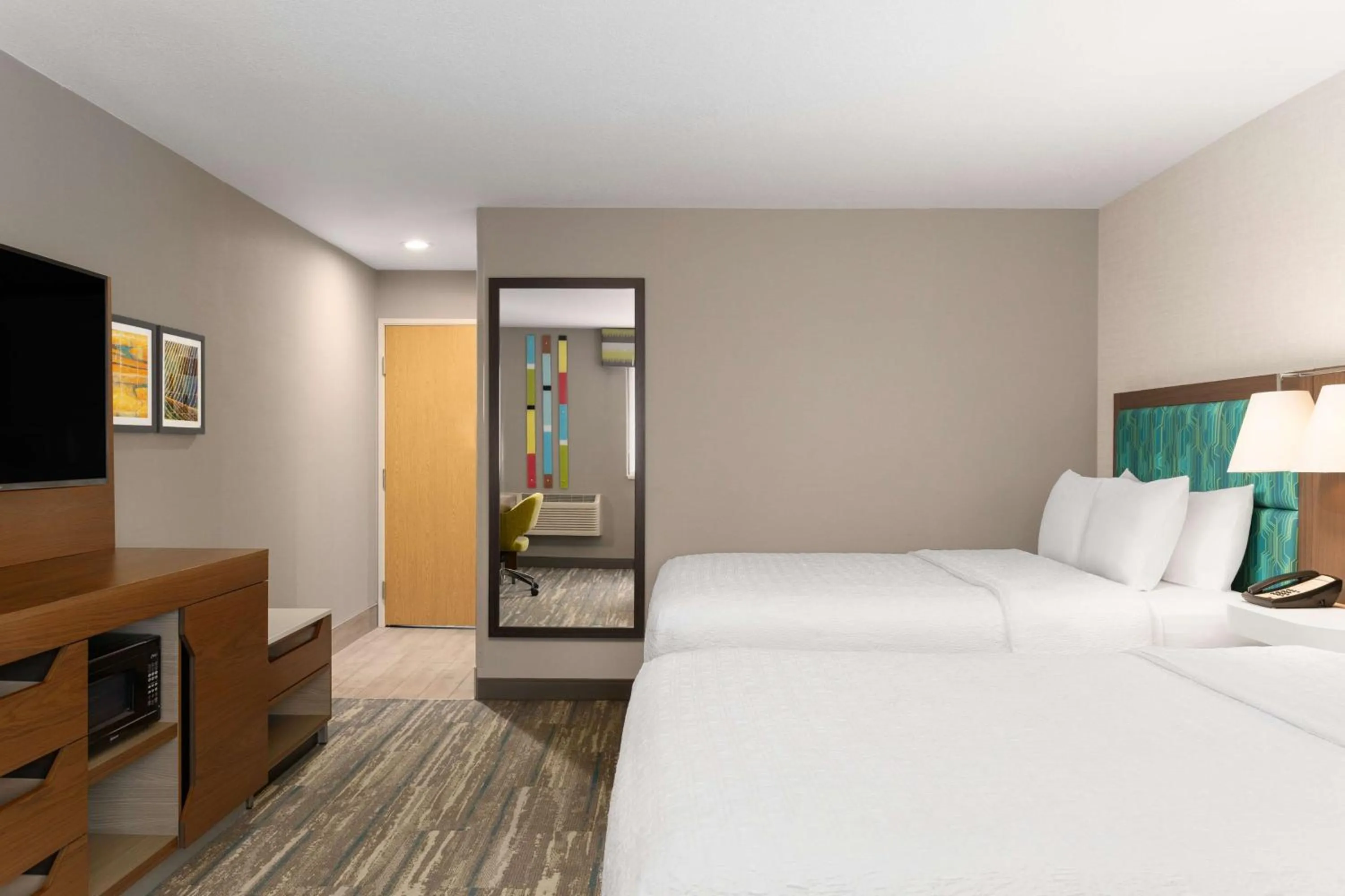 Photo of the whole room, Bed in Hampton Inn Spokane Airport