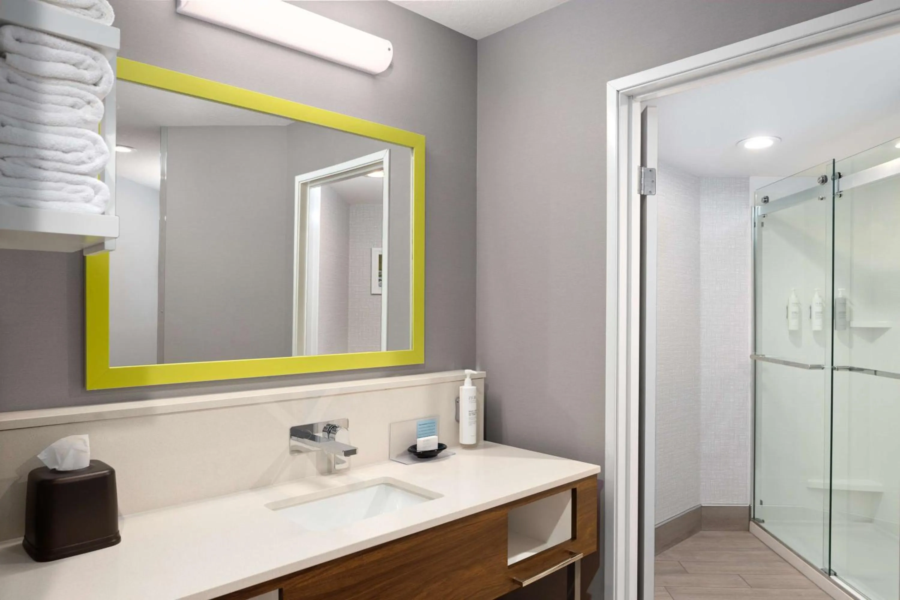 Bathroom in Hampton Inn Spokane Airport