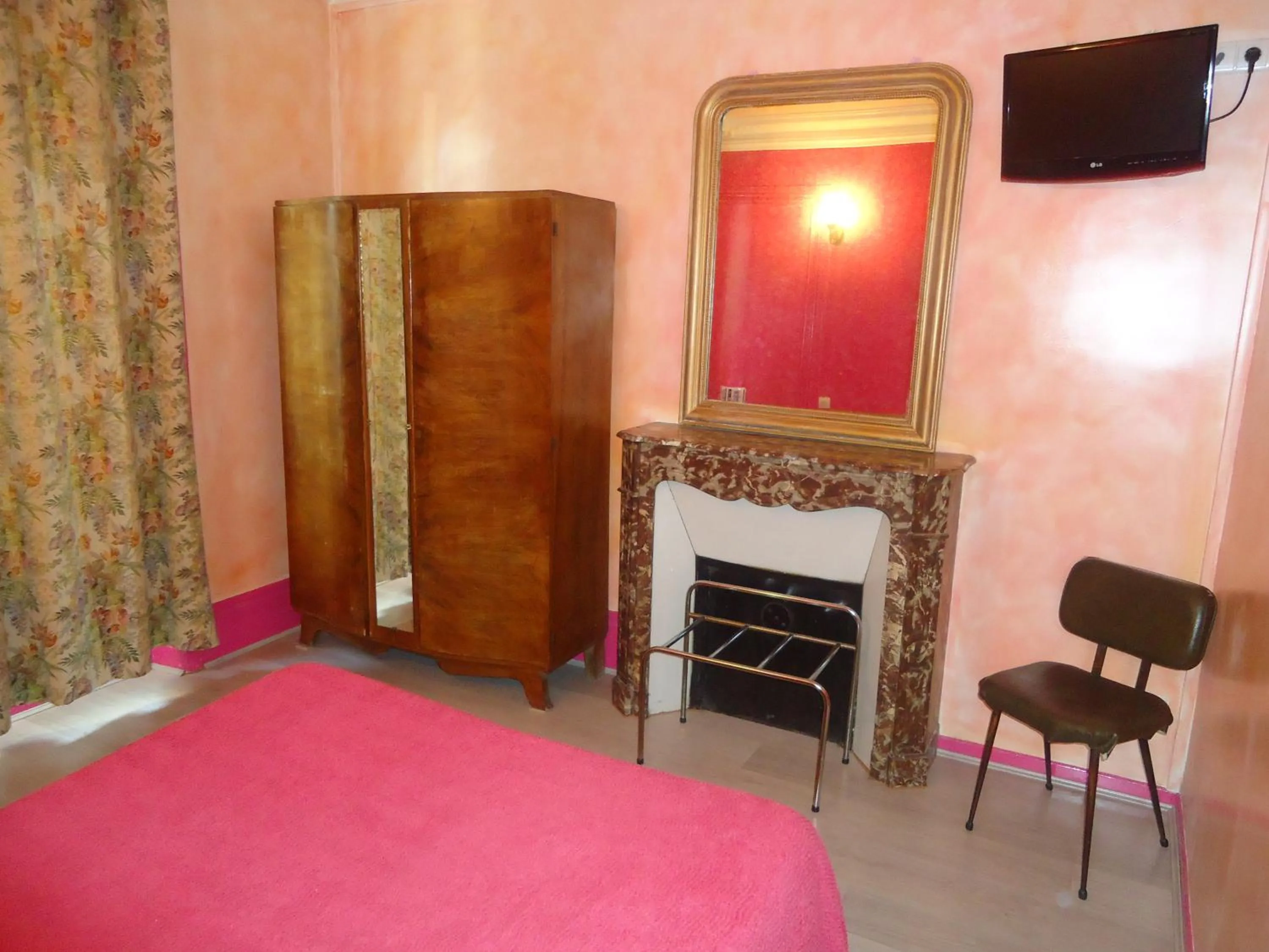 Photo of the whole room, Bed in Hotel des Belges