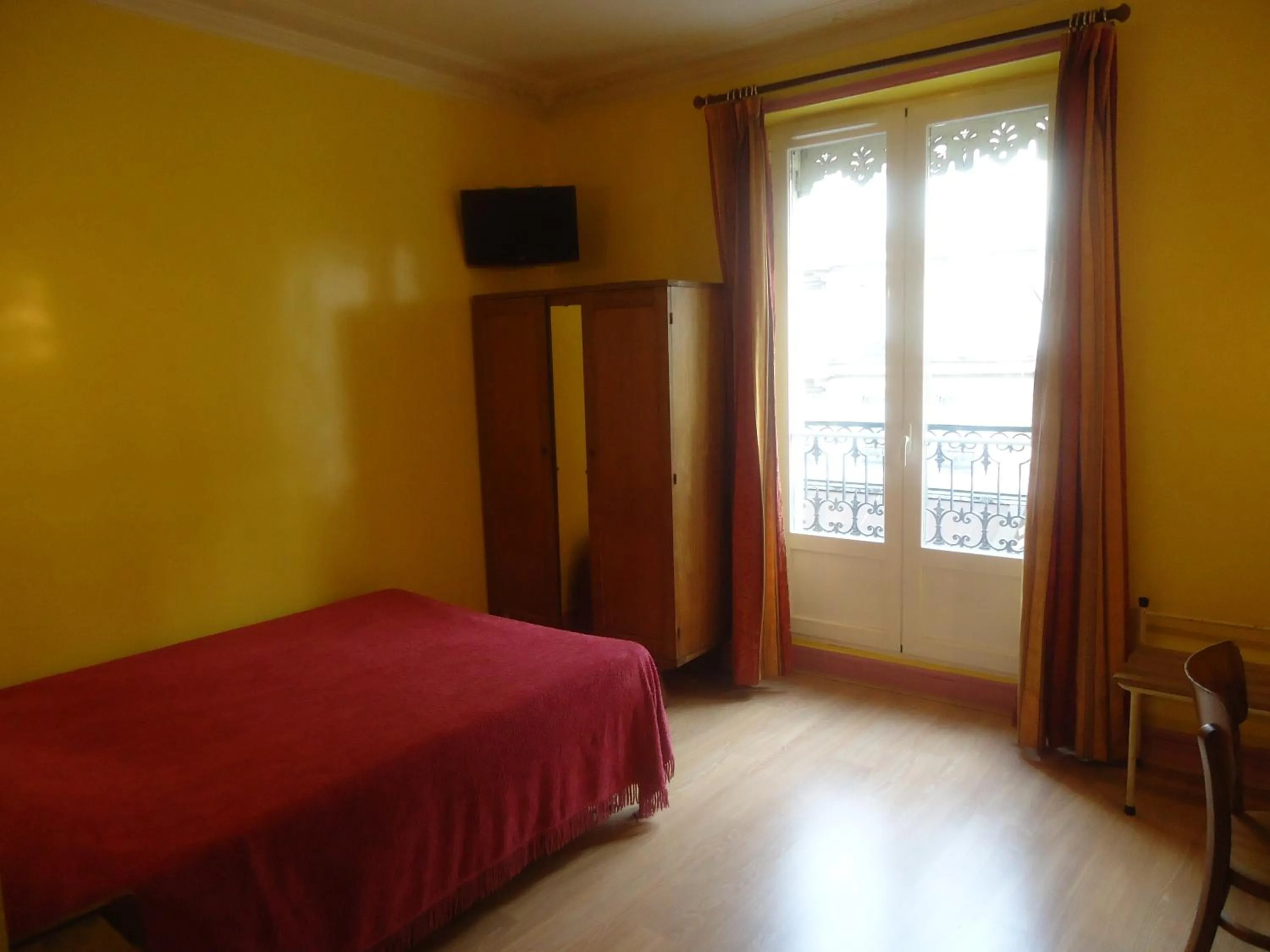 Photo of the whole room, Bed in Hotel des Belges