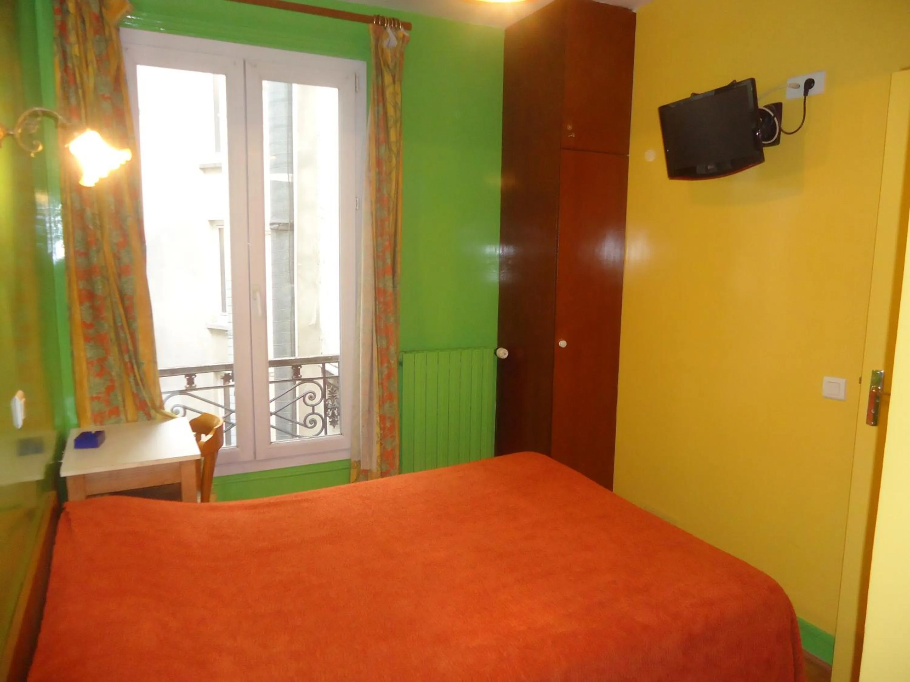 Photo of the whole room, Bed in Hotel des Belges