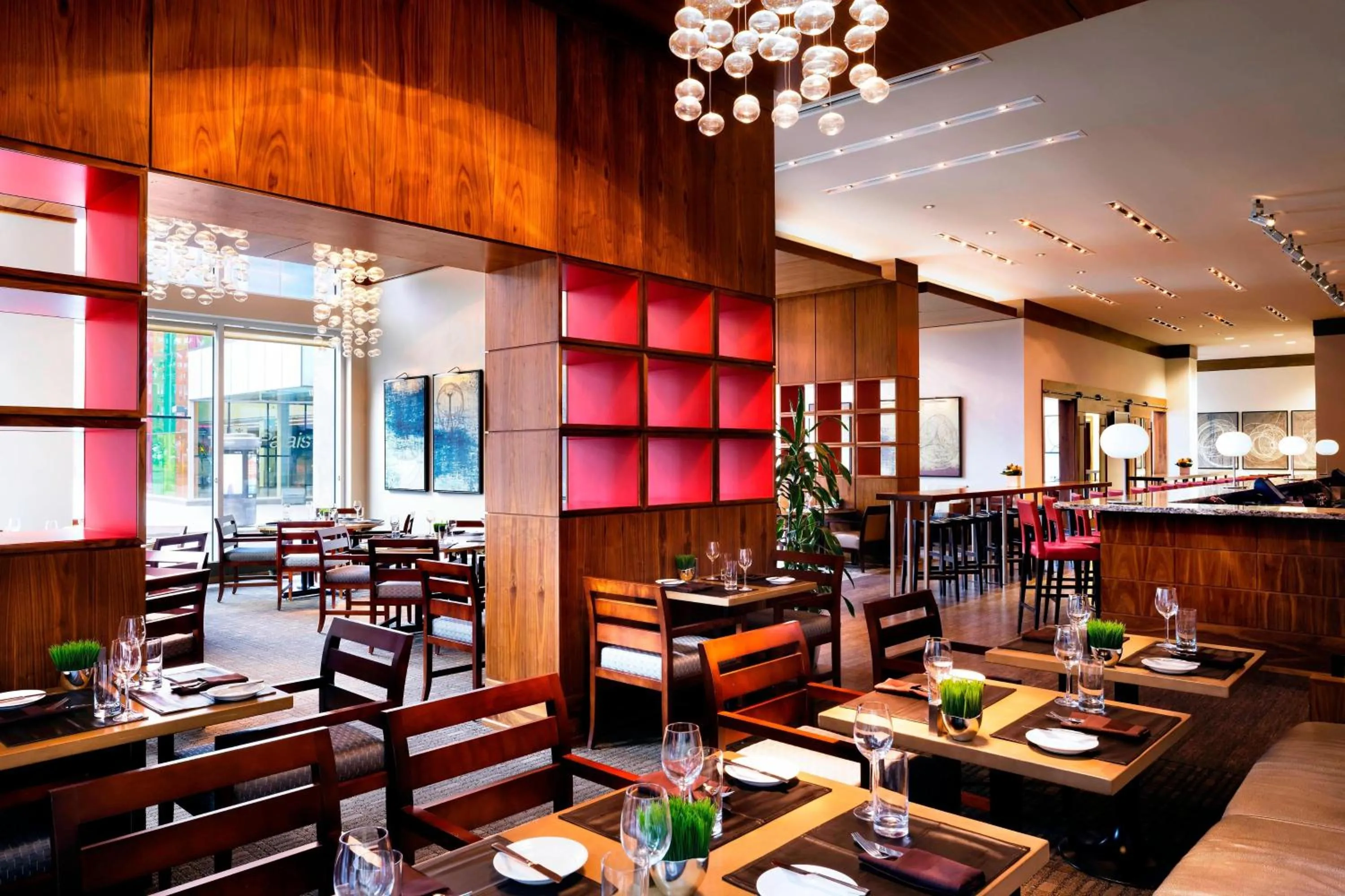 Restaurant/places to eat in Le Westin Montreal