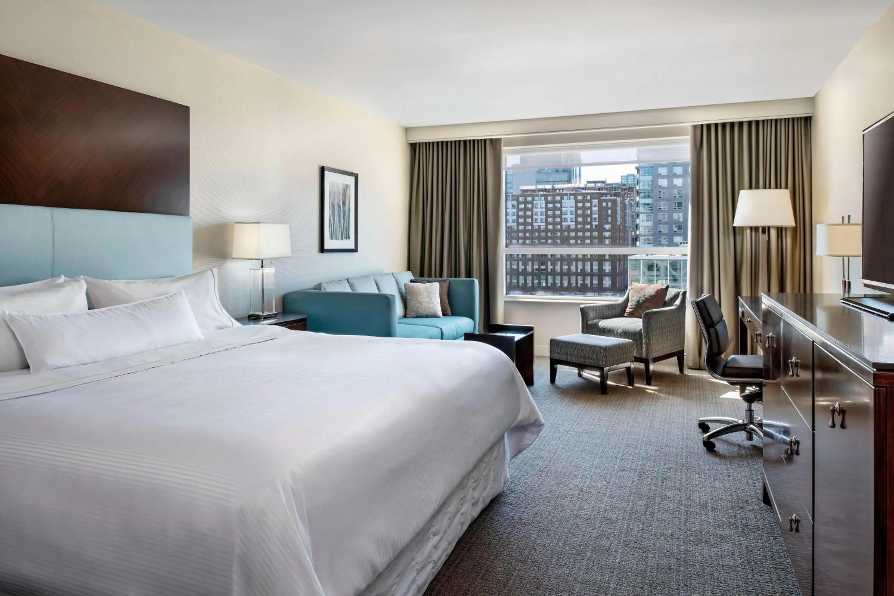 Photo of the whole room, Bed in Le Westin Montreal