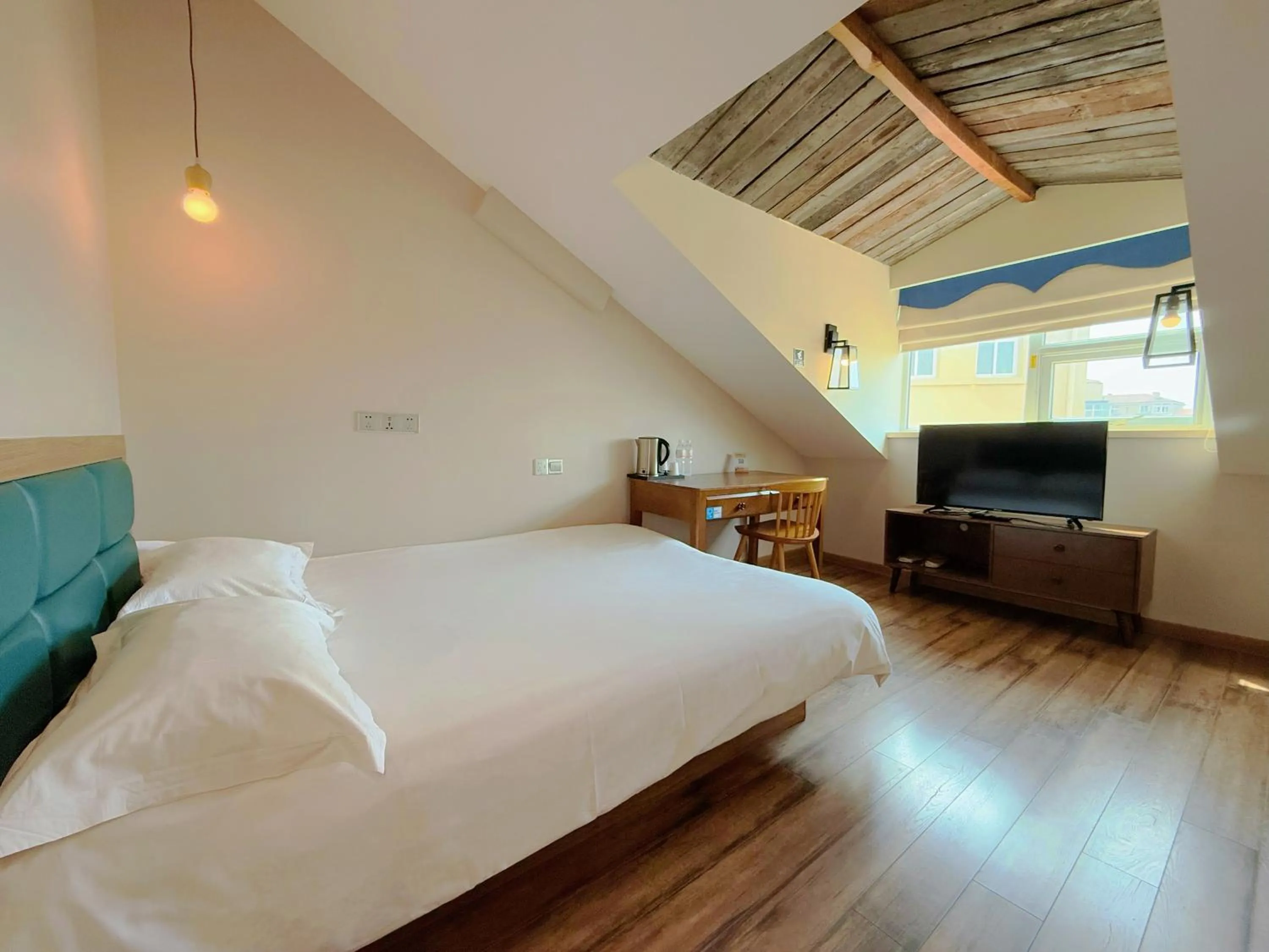 Bed in Qingdao Kaiyue Hotel Zhongshan Road St Michael's Cathedral and Zhanqiao Pier