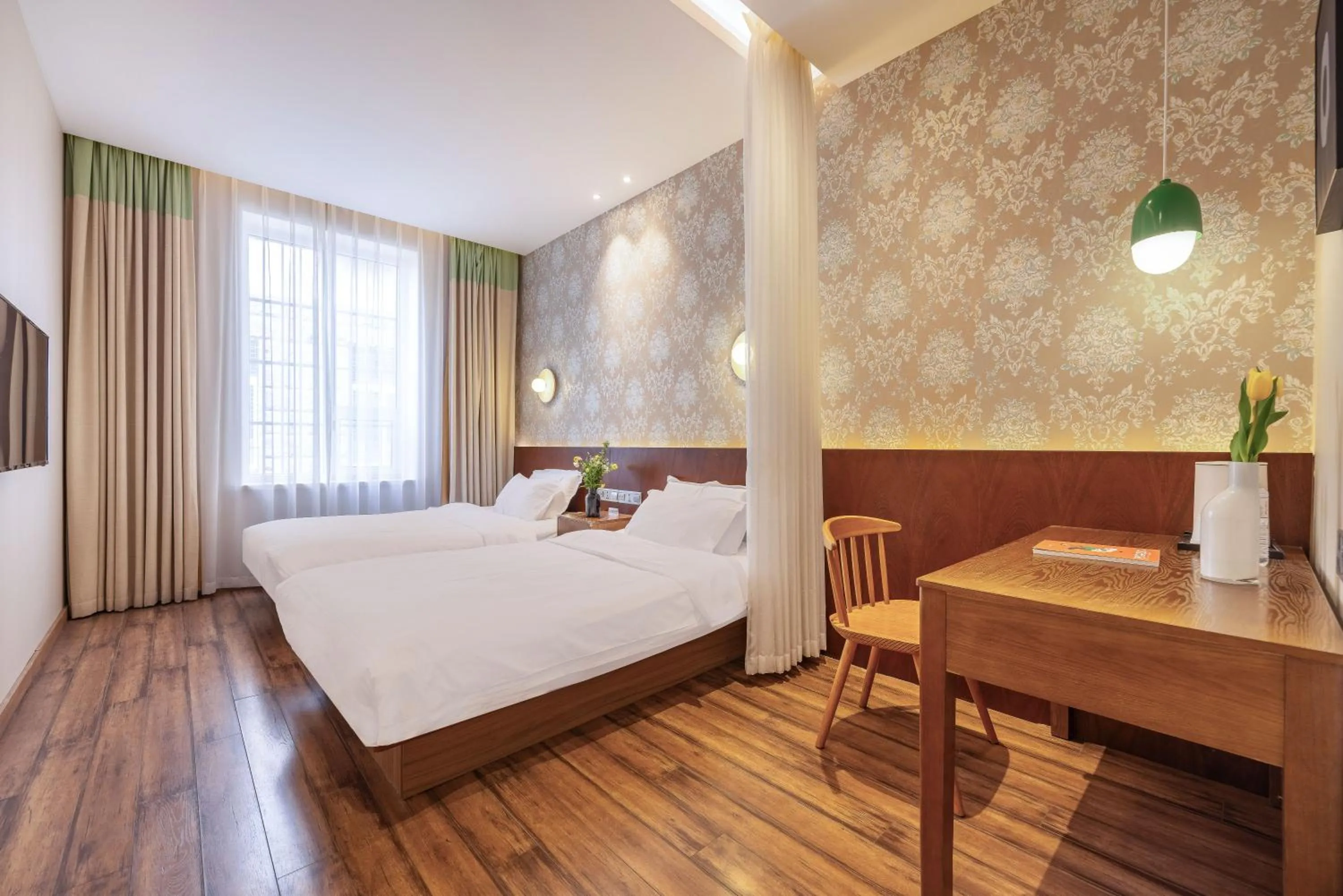 Bed in Qingdao Kaiyue Hotel Zhongshan Road St Michael's Cathedral and Zhanqiao Pier