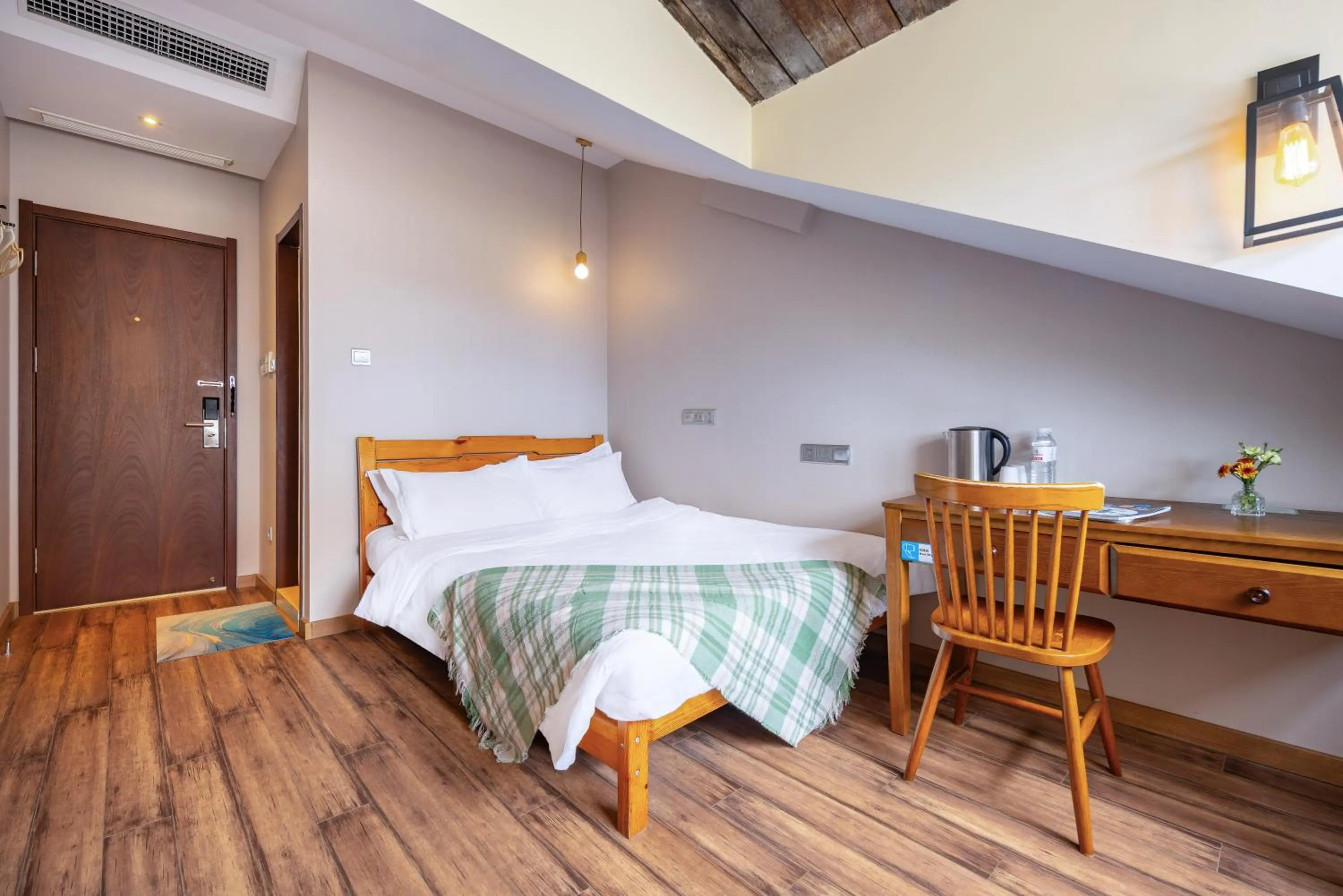 Bed in Qingdao Kaiyue Hotel Zhongshan Road St Michael's Cathedral and Zhanqiao Pier