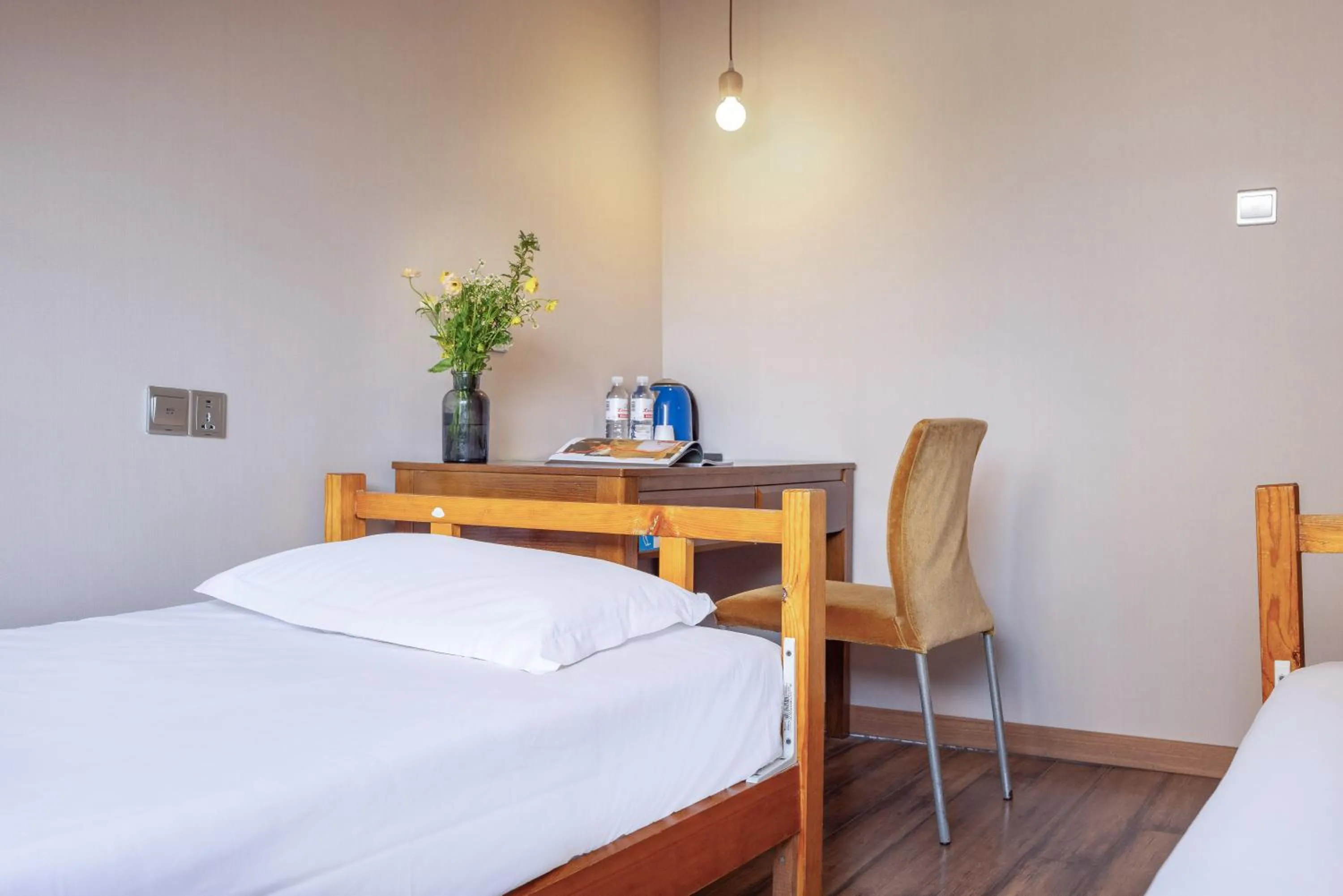 Bed in Qingdao Kaiyue Hotel Zhongshan Road St Michael's Cathedral and Zhanqiao Pier